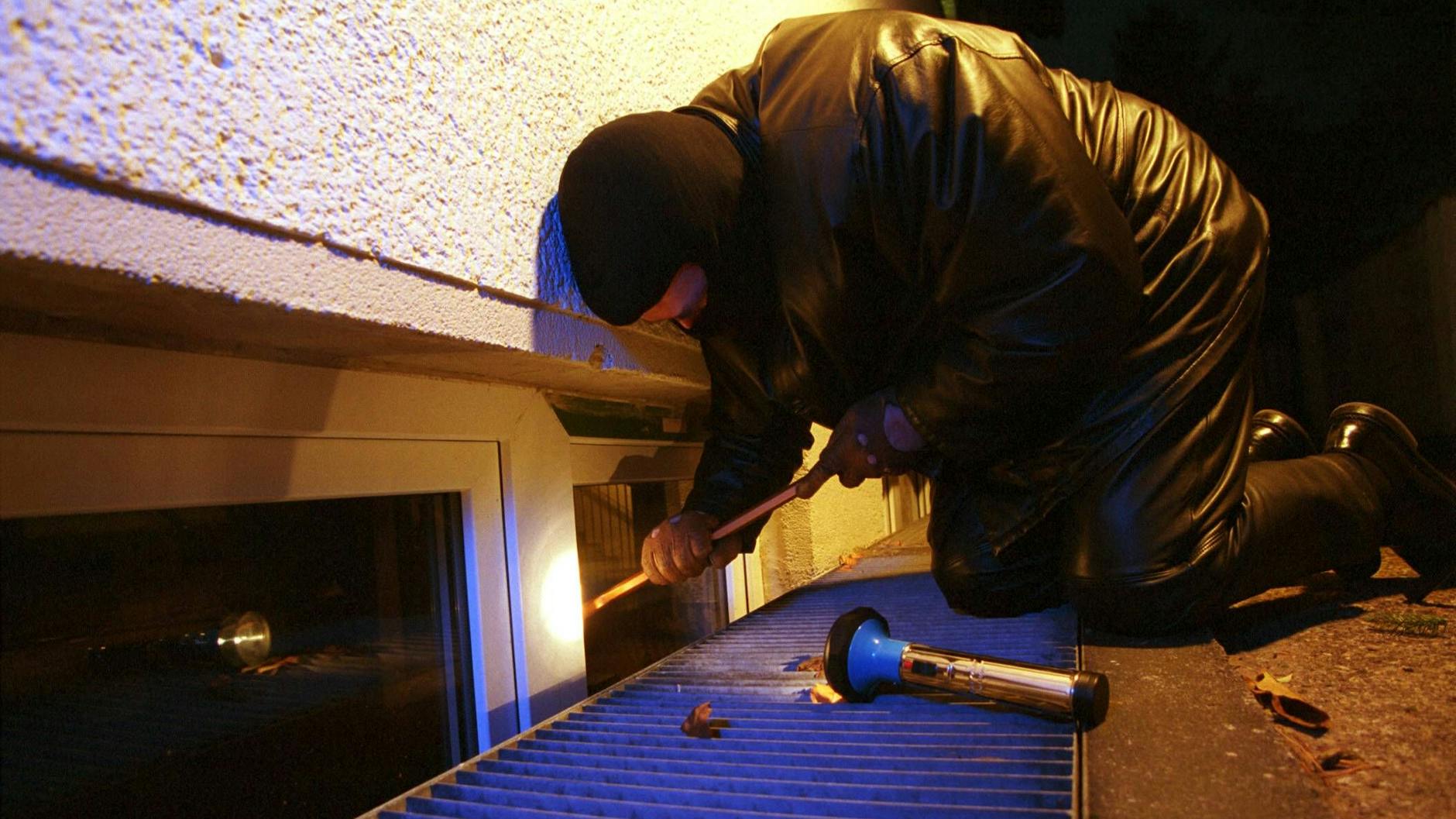 Auch durch Kellerfenster kommen Diebe gern.