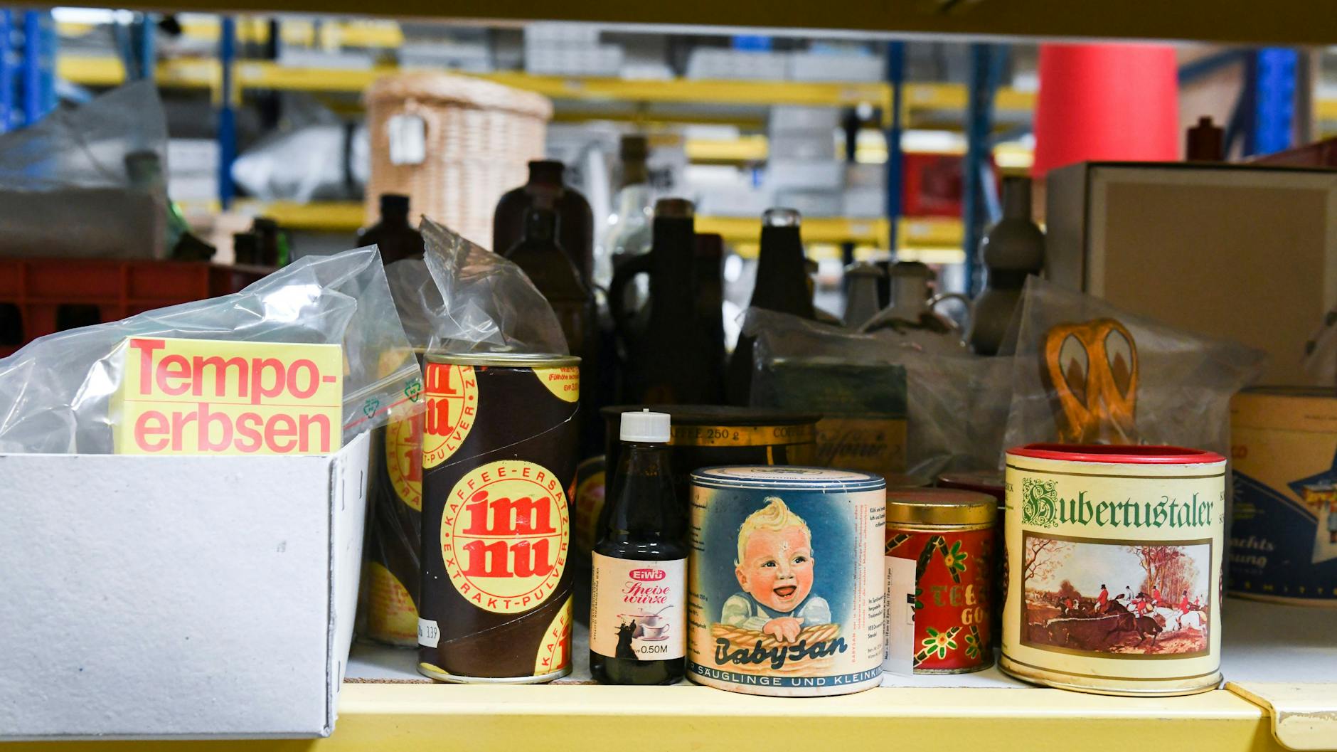 Tempolinsen und Co. stehen in einem Lager des DDR-Museums: Die Sehnsucht nach Ost-Produkten ist nach wie vor groß.
