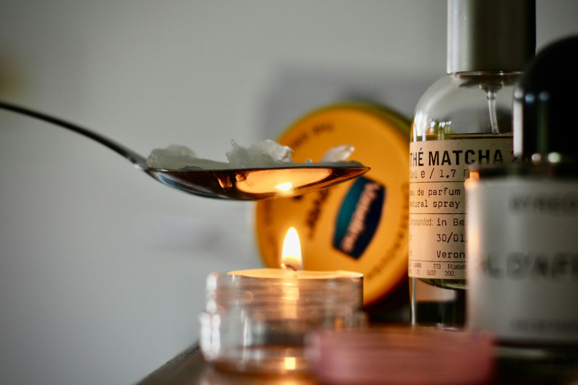 DIY in Minuten: Erhitzen Sie Vaseline mit einem Löffel über einer Kerze, füllen Sie alles in einen kleinen Behälter und mischen Sie ein paar Spritzer ihres Lieblings-Parfüms dazu und – der schon haben Sie den perfekten Duftbegleiter für unterwegs fertig! 