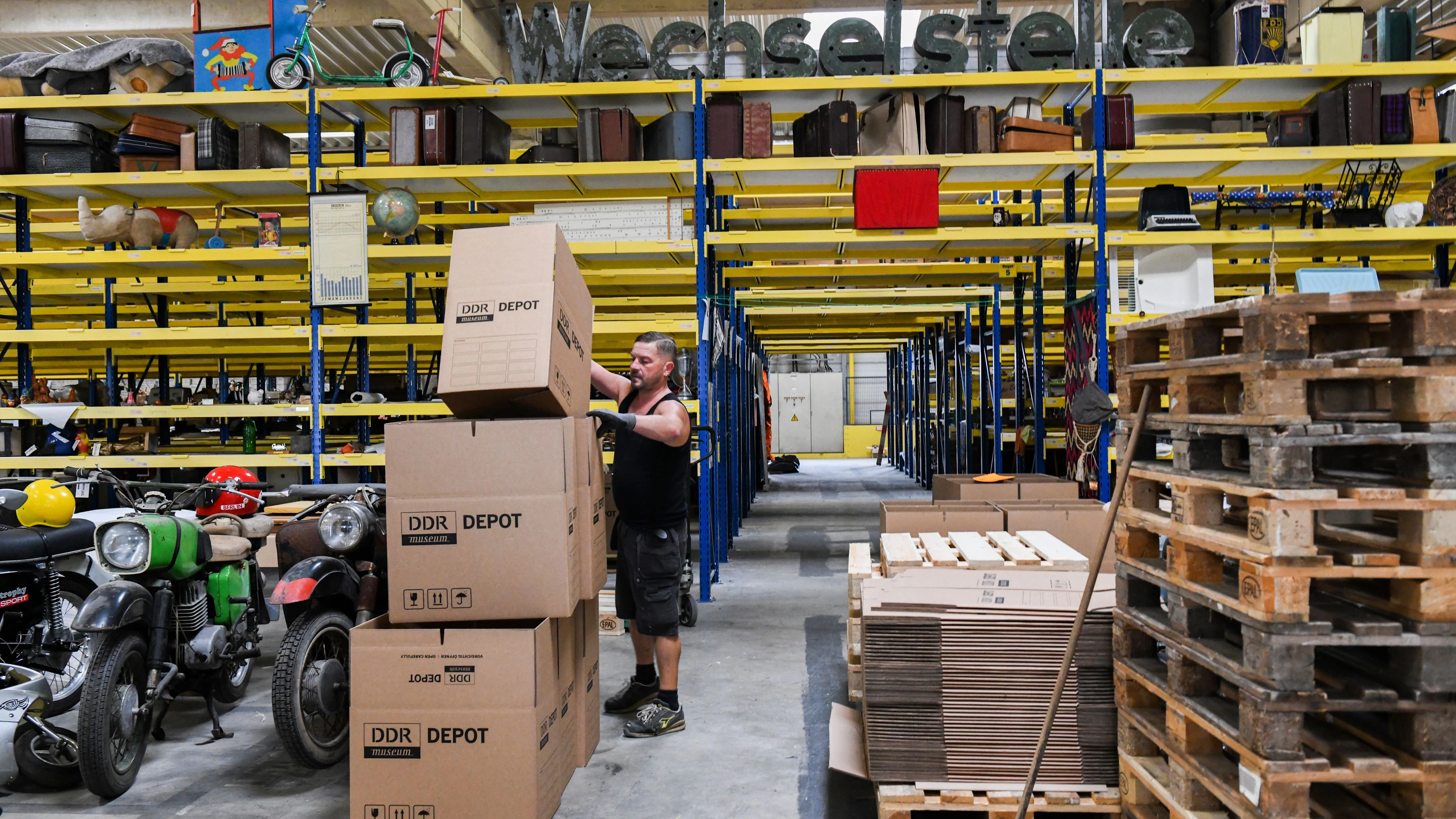 Bis zu 300 Kisten packen Mitarbeiter wie&nbsp;Daniel Stratmann&nbsp;jeden Tag. Ende des Jahres soll der Umzug des Depots beendet sein.