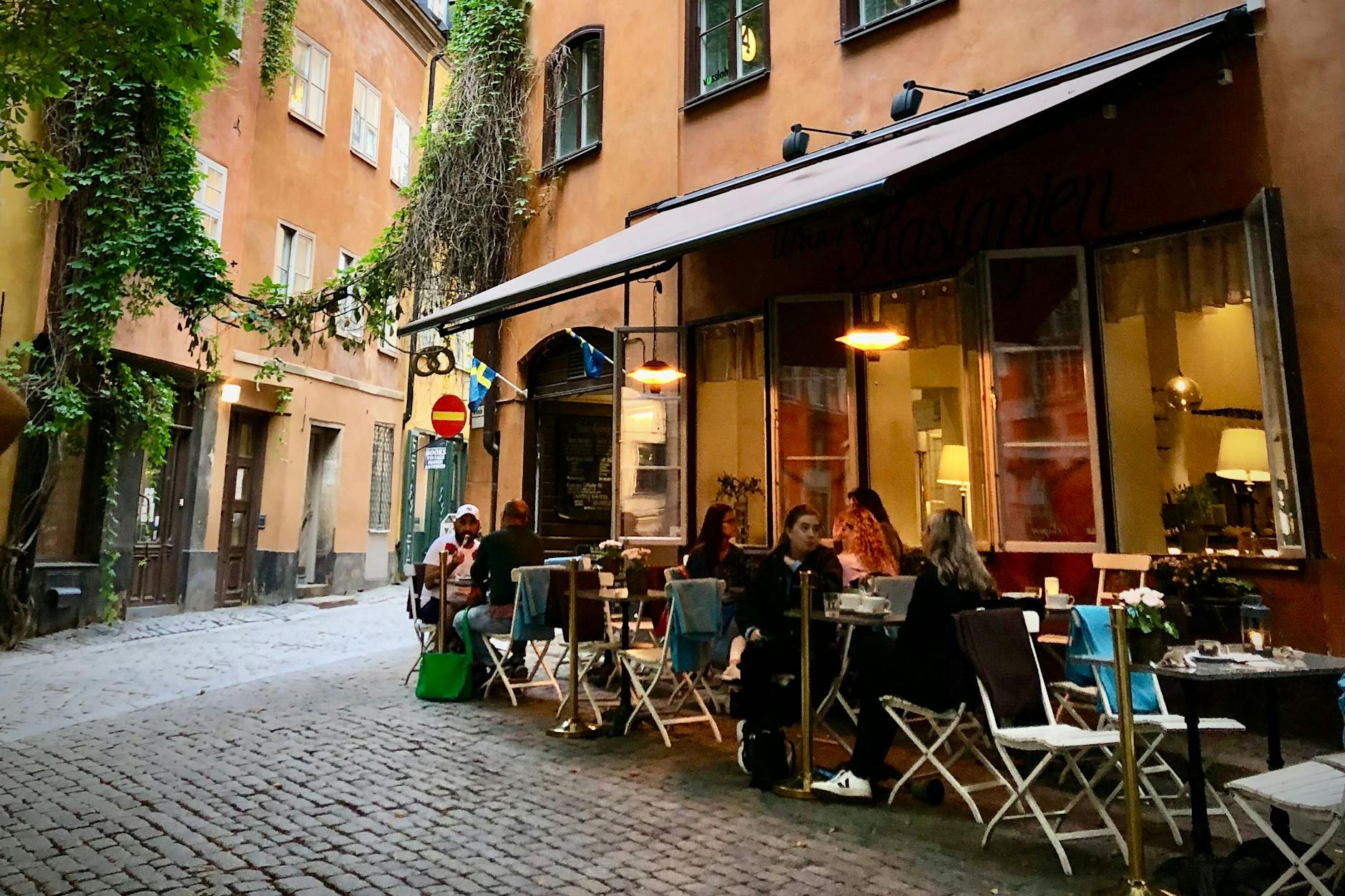 Unter den Kastanien in Stockholms Gamla Stan – ein perfekter Ort für eine Pause bei einem Besuch in der Altstadt. Ich kann das gemütliche Café 'Under Kastanjen' wärmstens empfehlen! Da kommt Schweden-Sehnsucht auf!