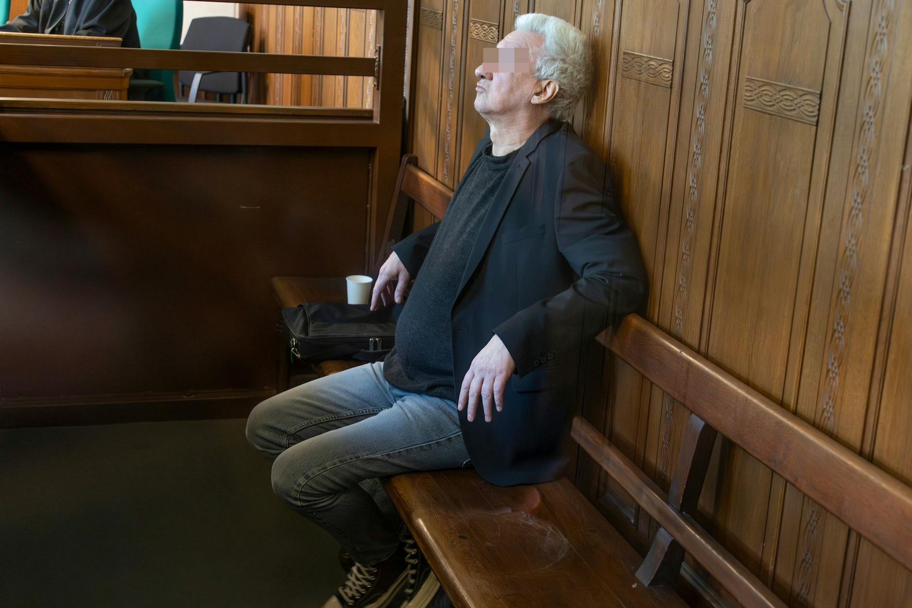 Klaus R. (64) auf der Anklagebank im Amtsgericht Moabit.