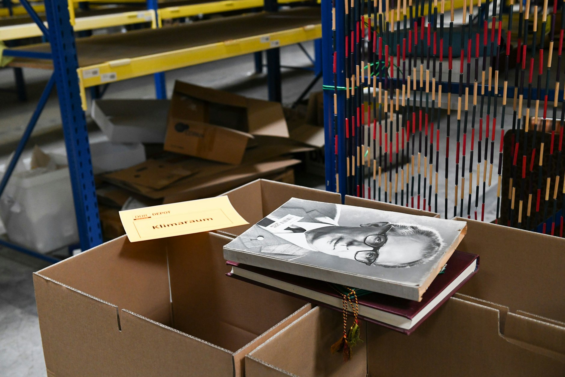 Papier und Zeitungen und auch dieses Honecker-Bild, das in jedem Büro hing, werden in einem neuen klimatisierten Raum untergebracht. UV-Licht ist der Tod für Druckerzeugnisse, Plaste und Elaste. 