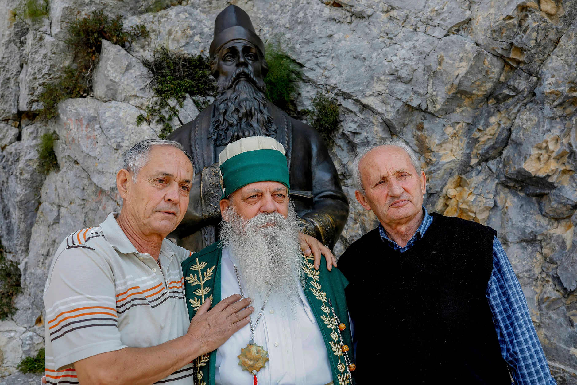 Baba Mondi mit Besuchern am Wallfahrtsort Sari Salltik