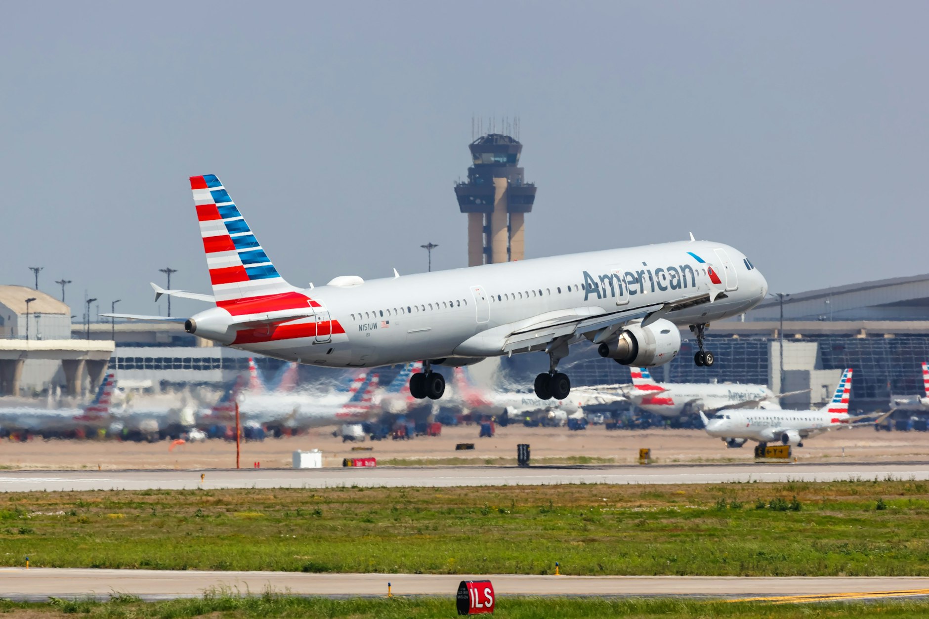 Eine Maschine von American Airlines startet auf dem Flughafen in Dallas.