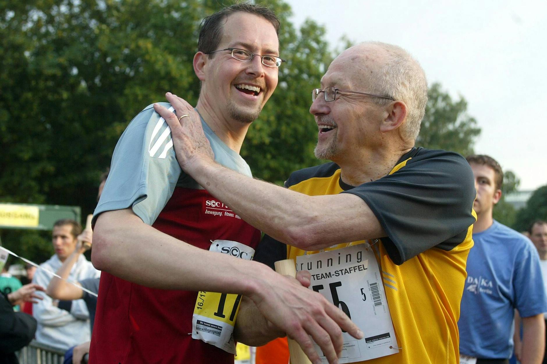Der Erfinder des Berlin-Marathons, Horst Milde (r.), übergab 2004 den Staffelstab an seinen Sohn Mark Milde, der seither als Renndirektor des Laufs fungiert. 