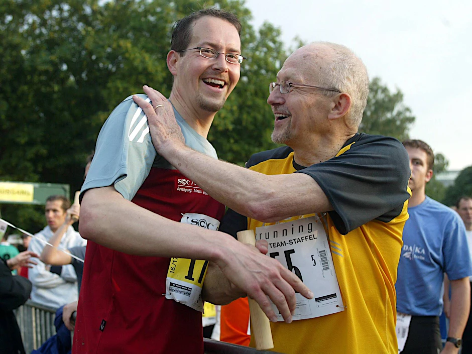 Der Erfinder des Berlin-Marathons, Horst Milde (r.), übergab 2004 den Staffelstab an seinen Sohn Mark Milde, der seither als Renndirektor des Laufs fungiert.&nbsp;