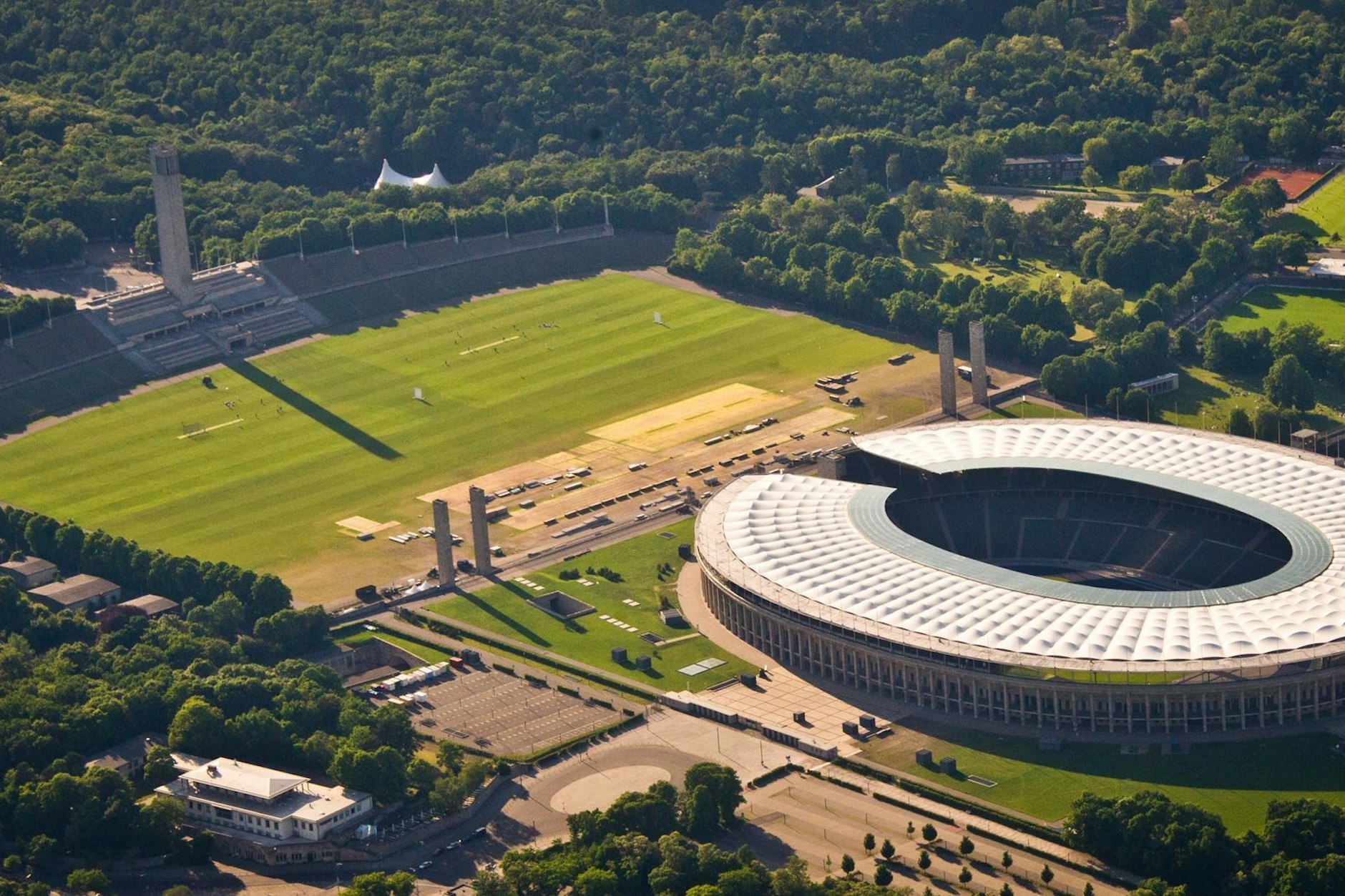 Die Luftaufnahme zeigt das Olympiastadion und den umliegenden Olympiapark. Im zur WM 2006 umgebauten Stadion trägt Hertha BSC seine Heimspiele aus.