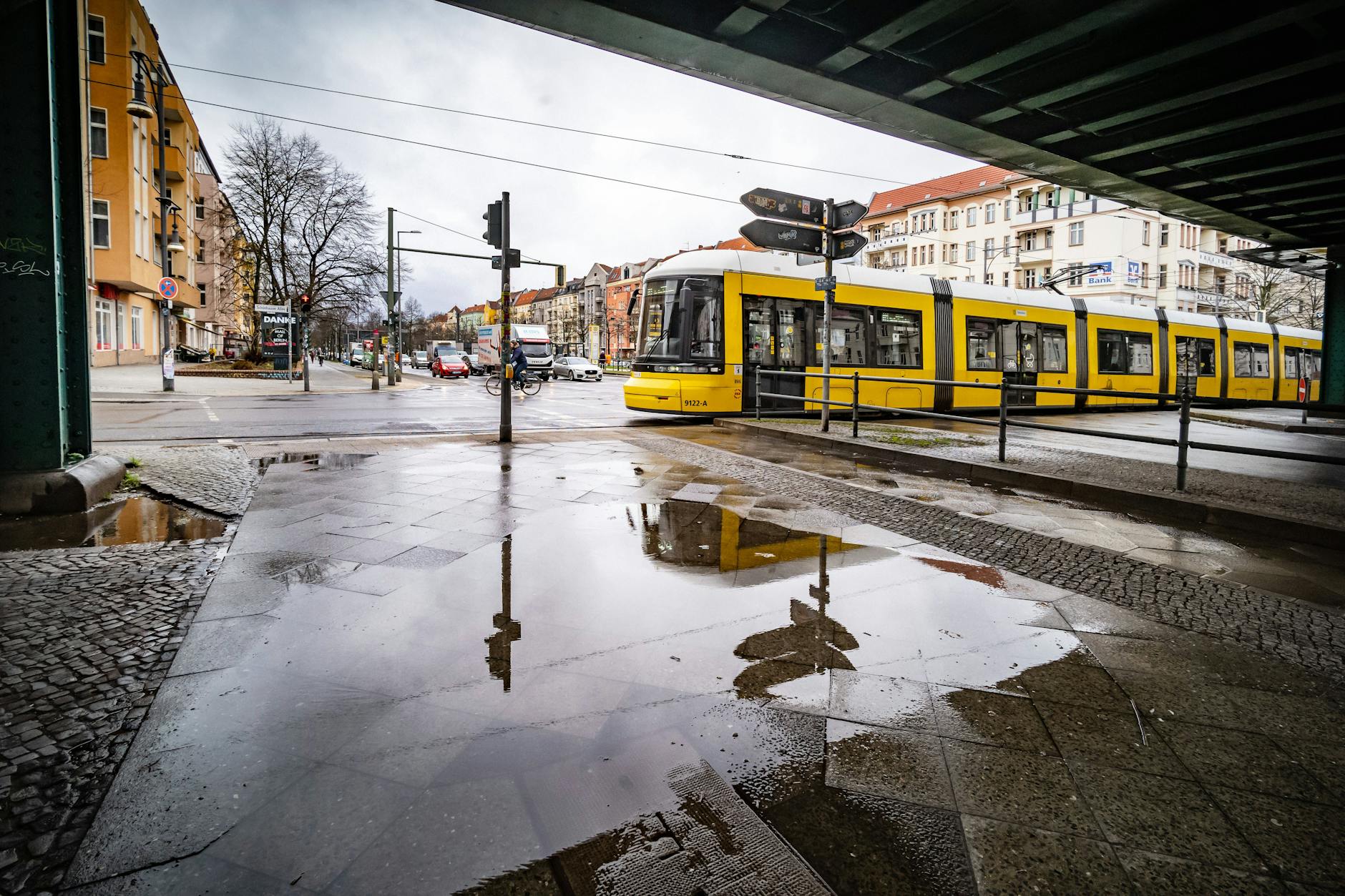 Für die Dauer der Bauarbeiten biegt die Tram M1 in die Bornholmer Straße ab. Fahrgäste müssen den SEV ab Vinetastraße oder die U2 nutzen. 