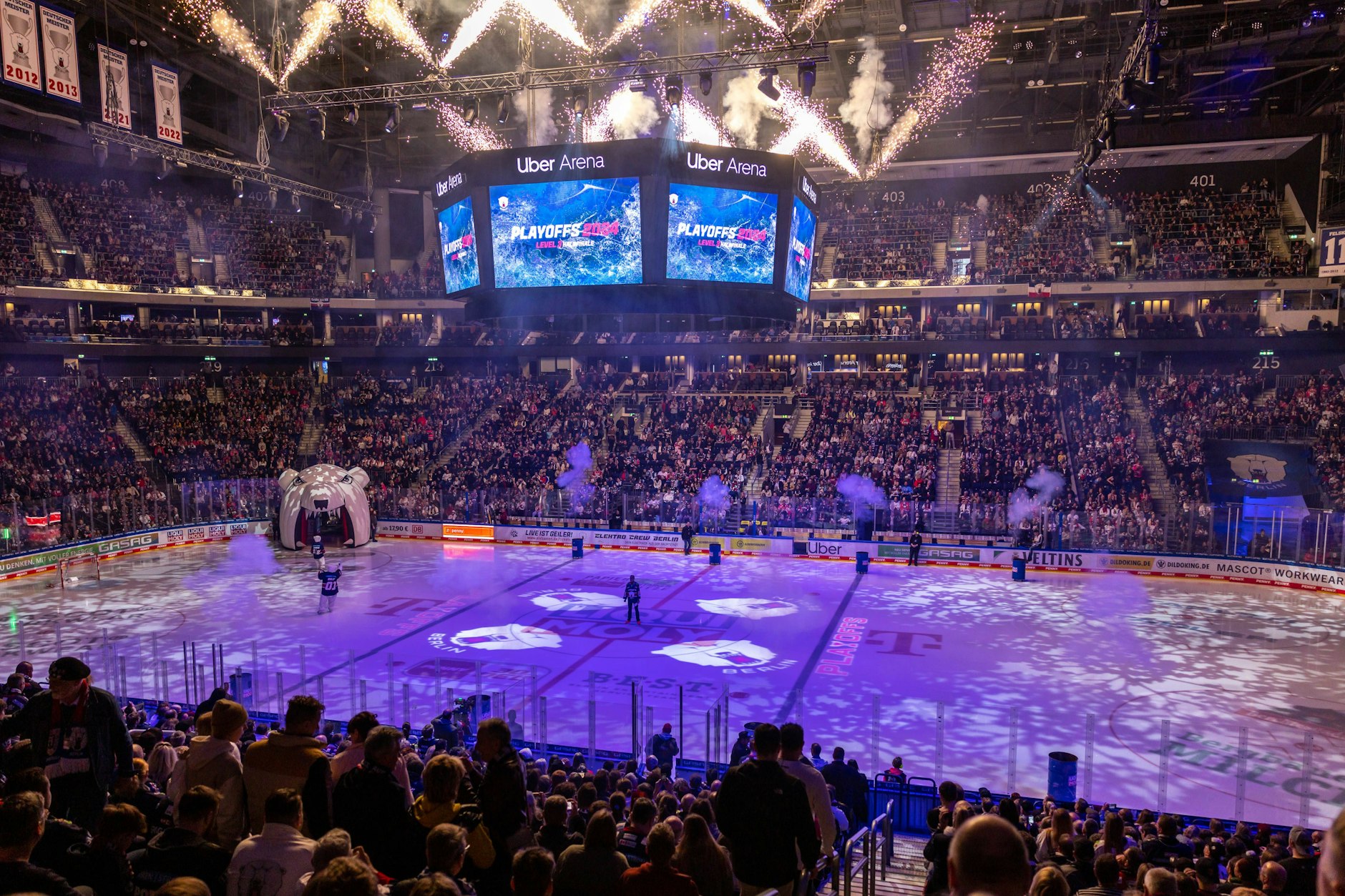 Die Startshow der Eisbären in der Arena.