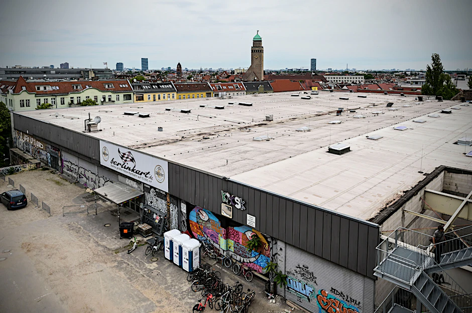 Die Lagerhalle auf dem ehemaligen Kindl-Gelände in Neukölln wird derzeit als Kartbahn verwendet, soll künftig jedoch ein Kulturzentrum beherbergen