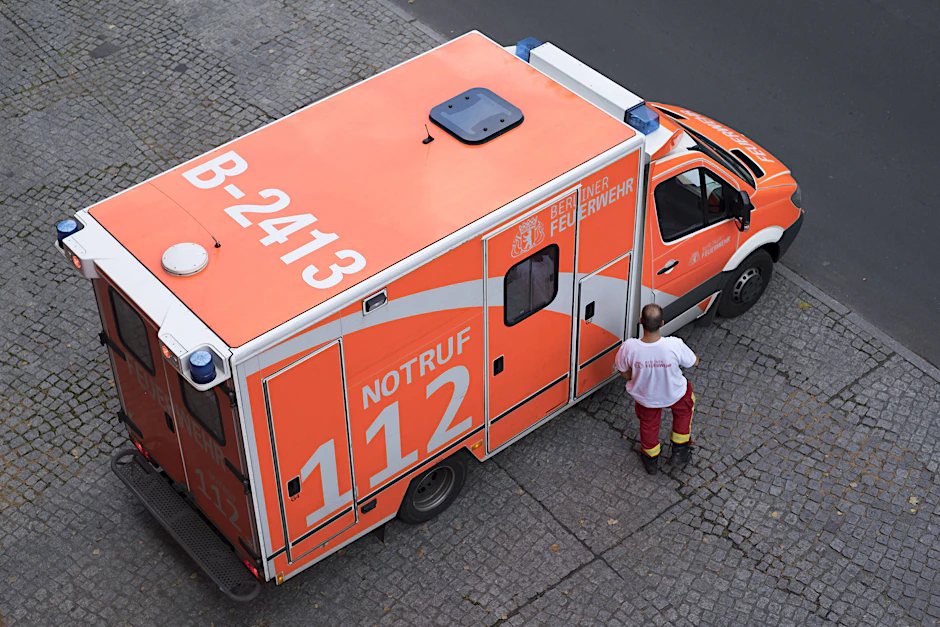 In Reinickendorf ist ein Rettungssanitäter der Berliner Feuerwehr angegriffen worden.