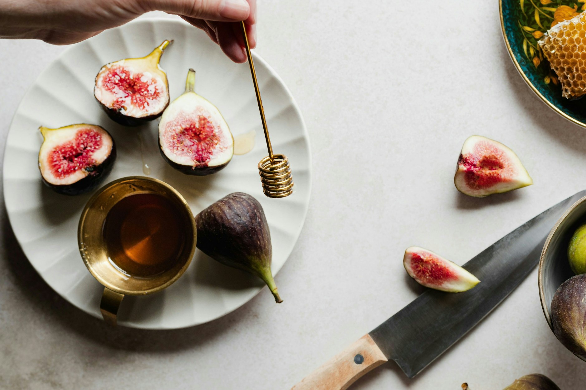 Saftiges Fruchtfleisch, zarte Haut: Feigen schmecken mit Honig besonders gut.