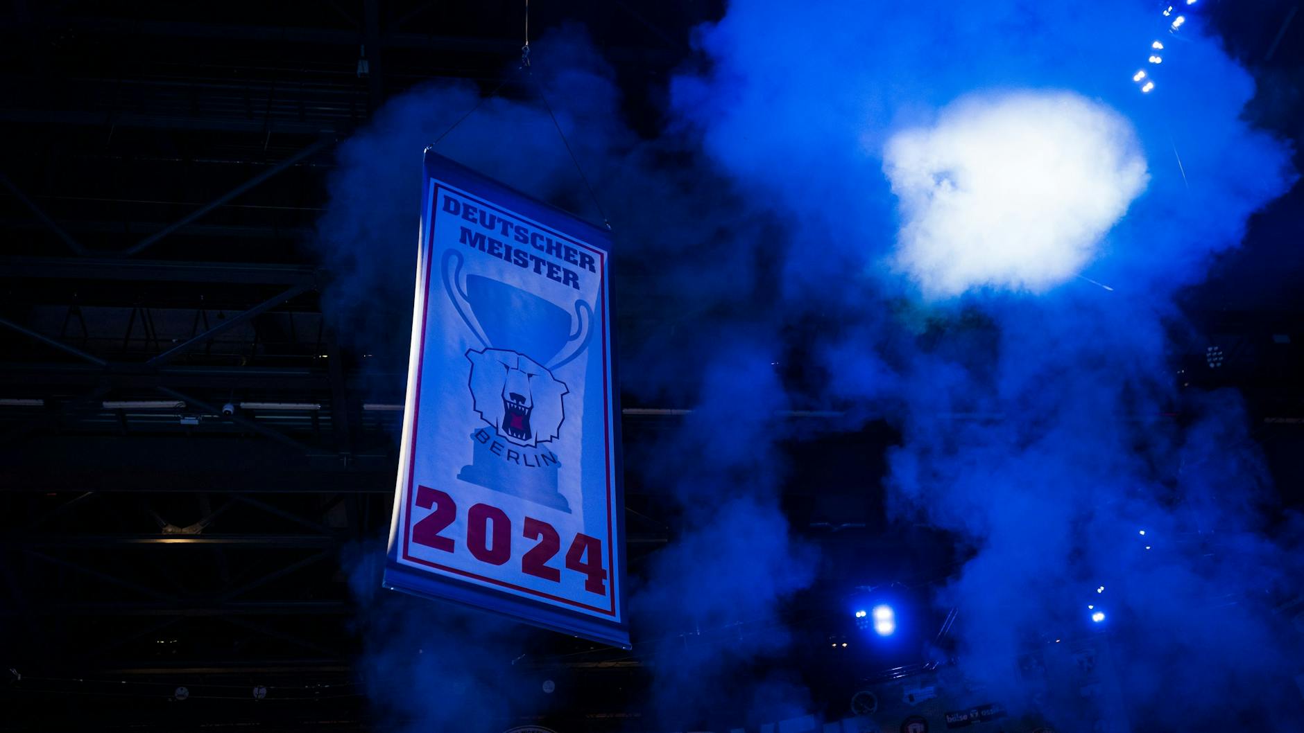 Vor dem Spiel wurde feierlich das Meisterbanner gehisst.