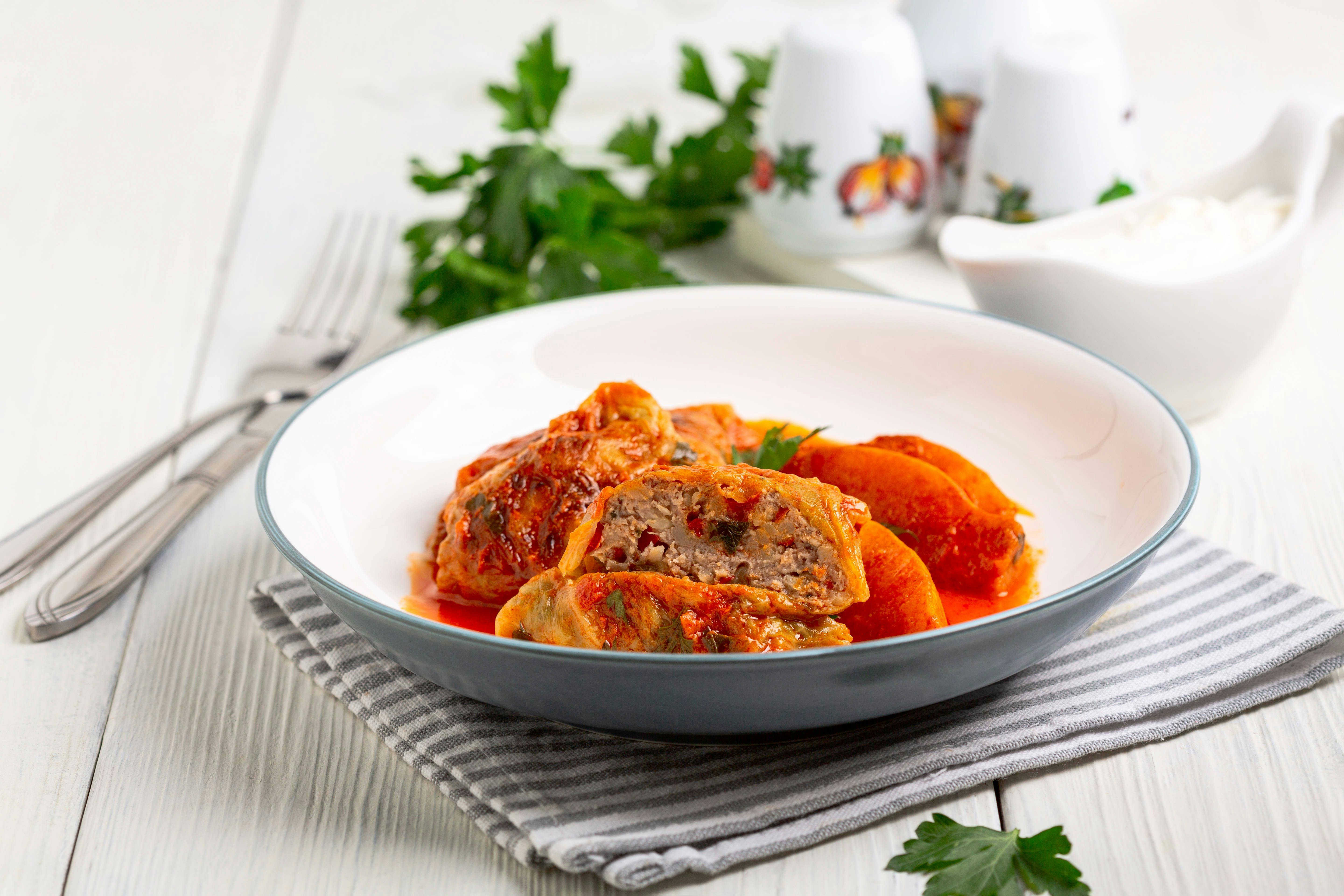 Spitzkohl-Rouladen mit Hackfleisch: Rezept für den deftigen Klassiker
