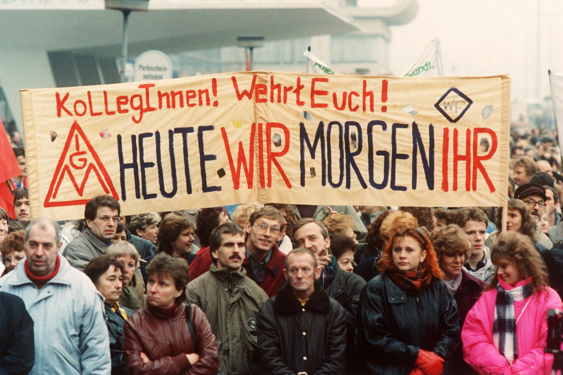 Einige Hundert Menschen protestieren vor dem Gebäude der Treuhandanstalt in Berlin im Jahr 1990.