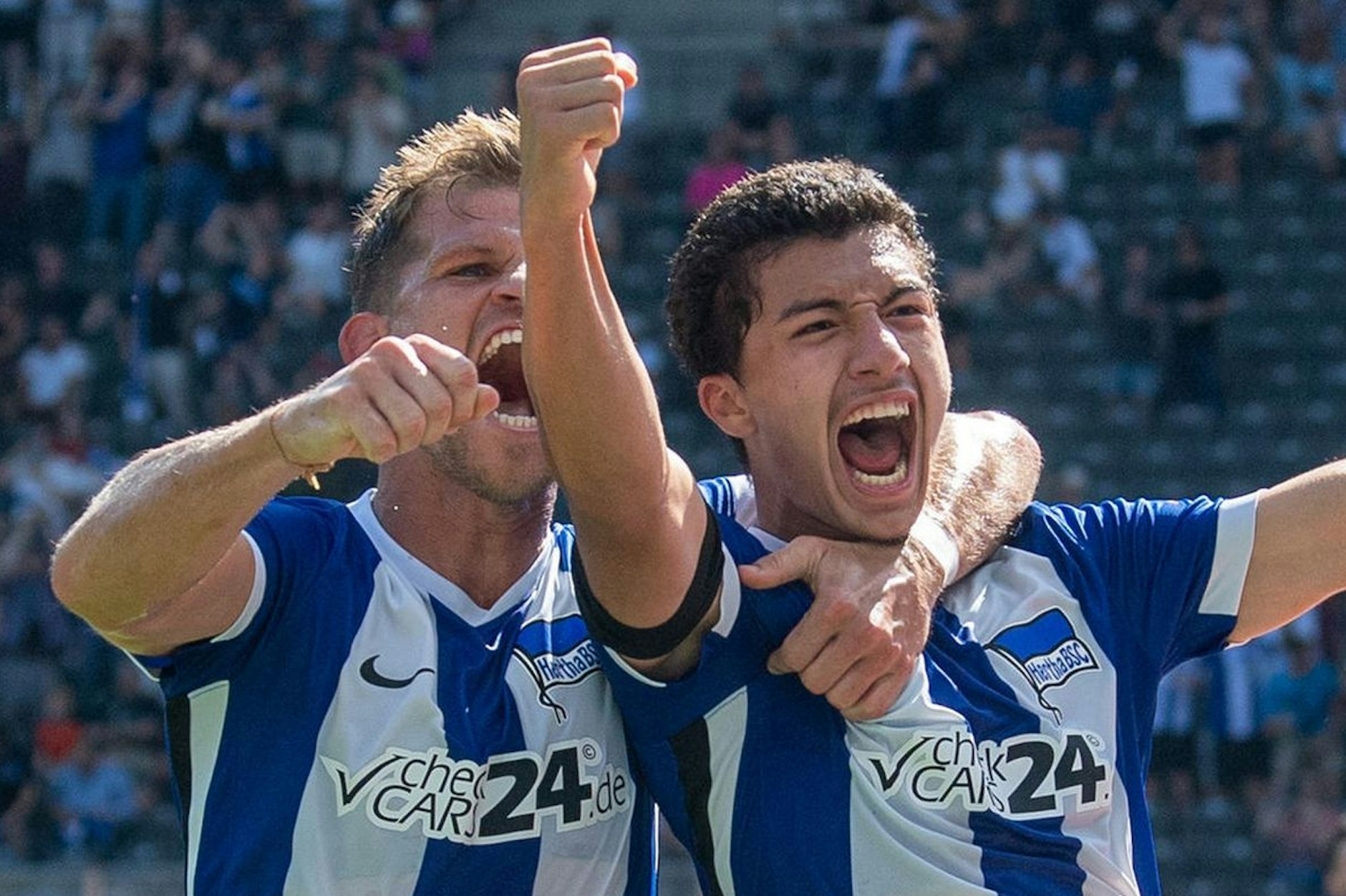 So schön wie hier Florian Niederlechner und Ibo Maza (r.) gegen Regensburg jubelte Hertha BSC im Olympiastadion zuletzt eher selten.
