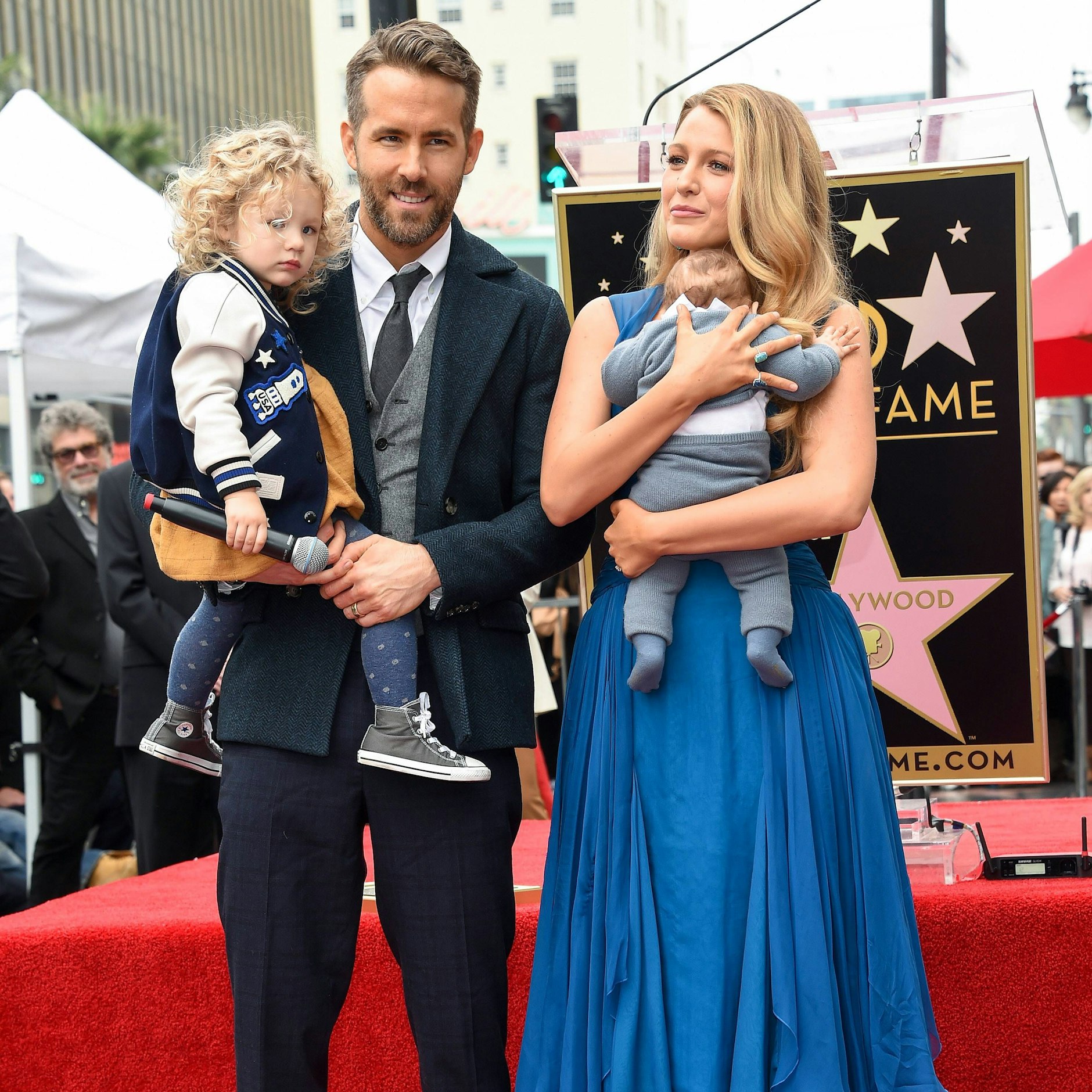 Ryan Reynolds mit seiner Frau Blake Lively und zwei ihrer Kinder.