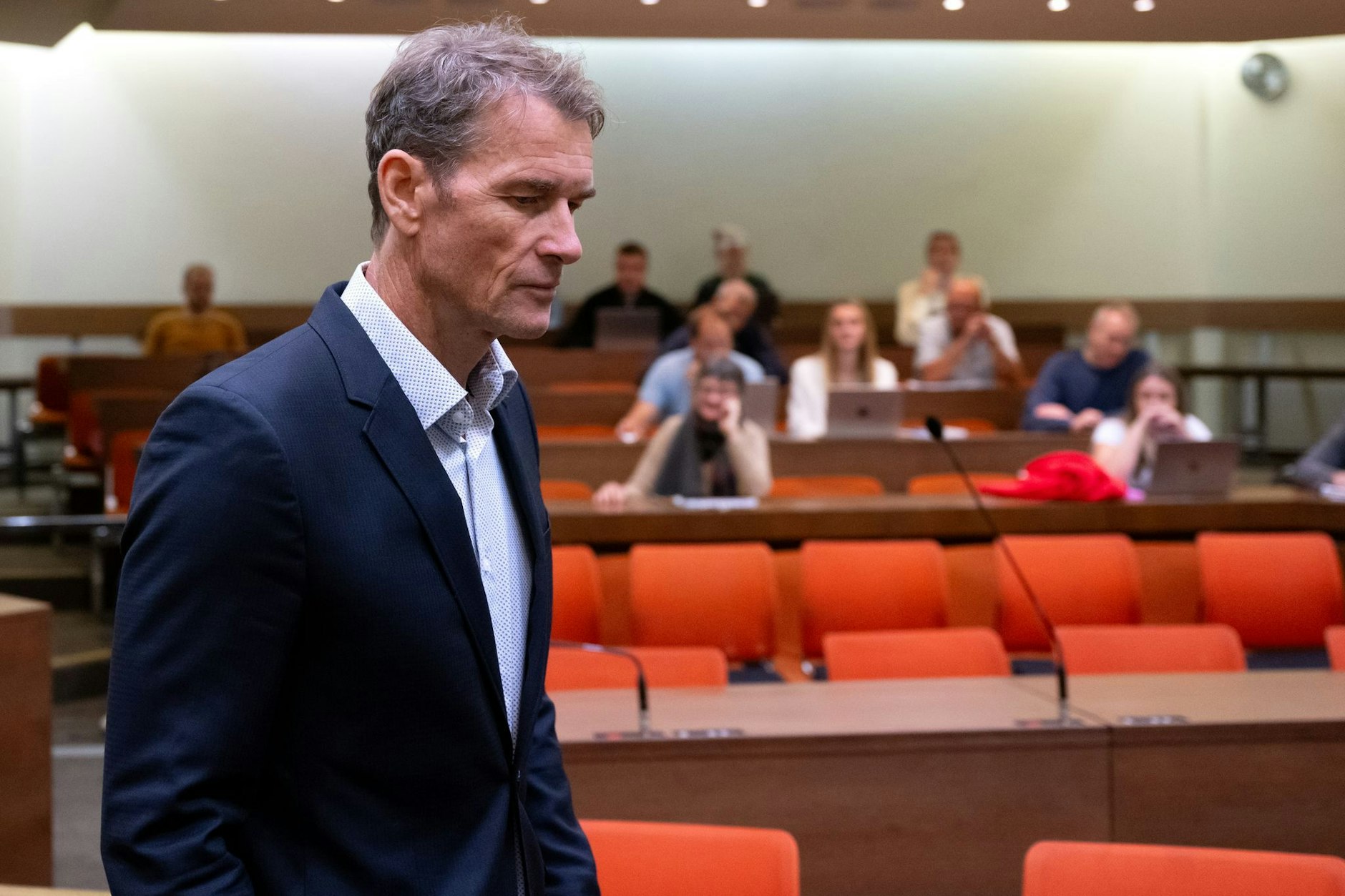 Der ehemalige Fußball-Nationaltorwart Jens Lehmann kommt vor Beginn des Berufungsprozesses am Landgericht in den Gerichtssaal.