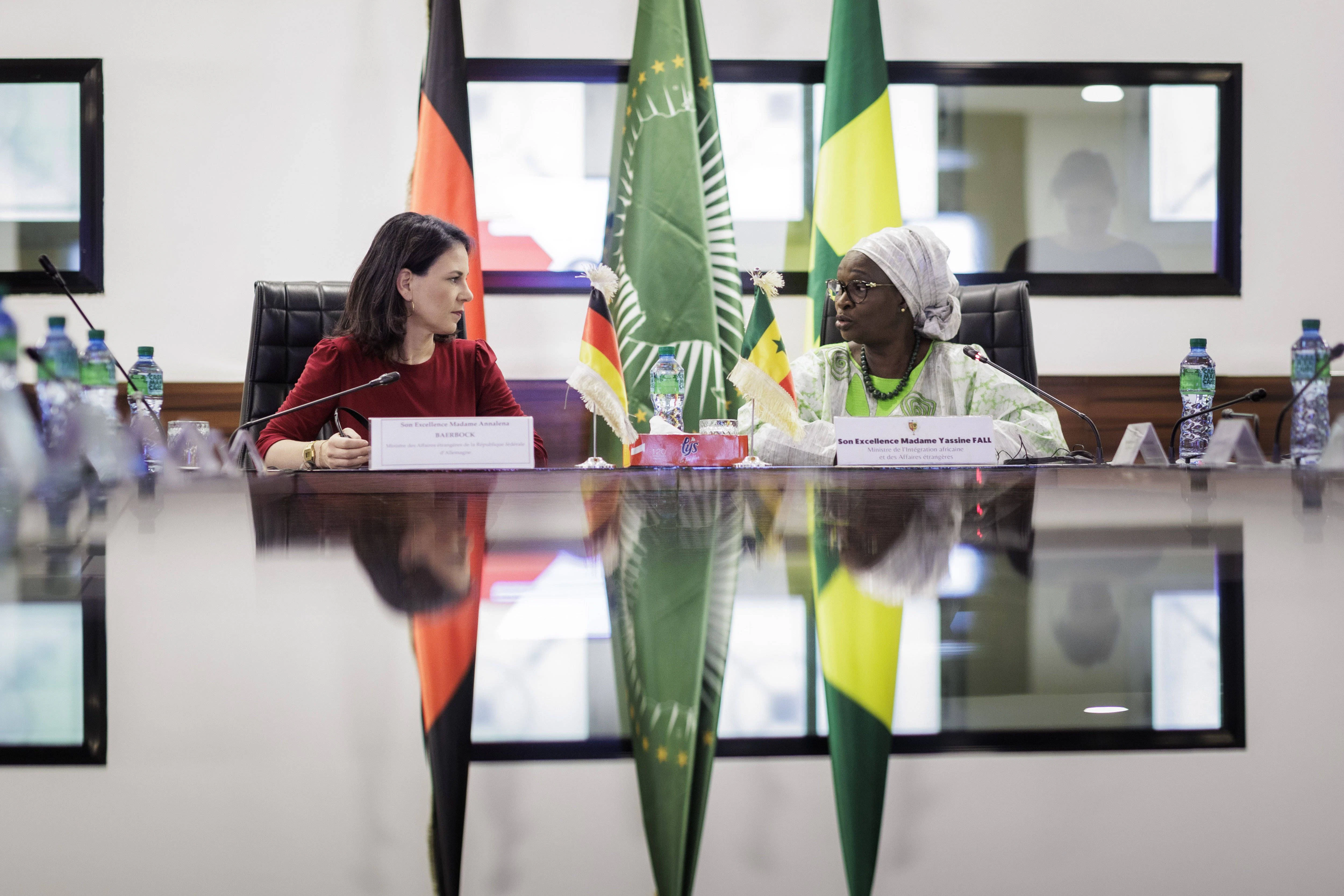 Annalena Baerbock während eines Gesprächs mit Yacine Fall, Ministerin für Afrikanische Integration und Auswärtige Angelegenheiten der Republik Senegal, in Dakar.