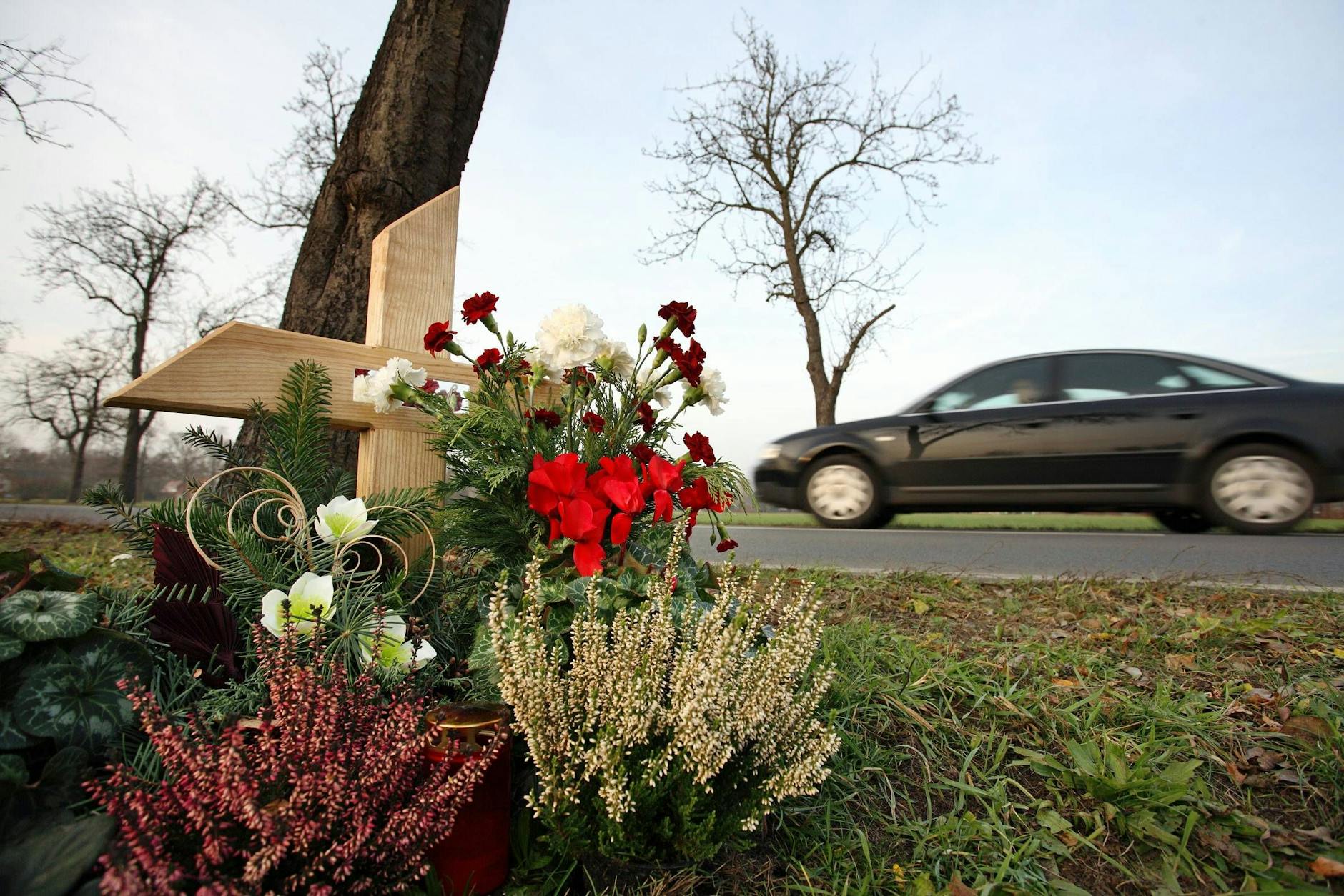 Gedenkkreuz für einen Verkehrstoten: Zwei- bis dreimal mehr Menschen pro gefahrenem Kilometer kommen auf dem Land um.