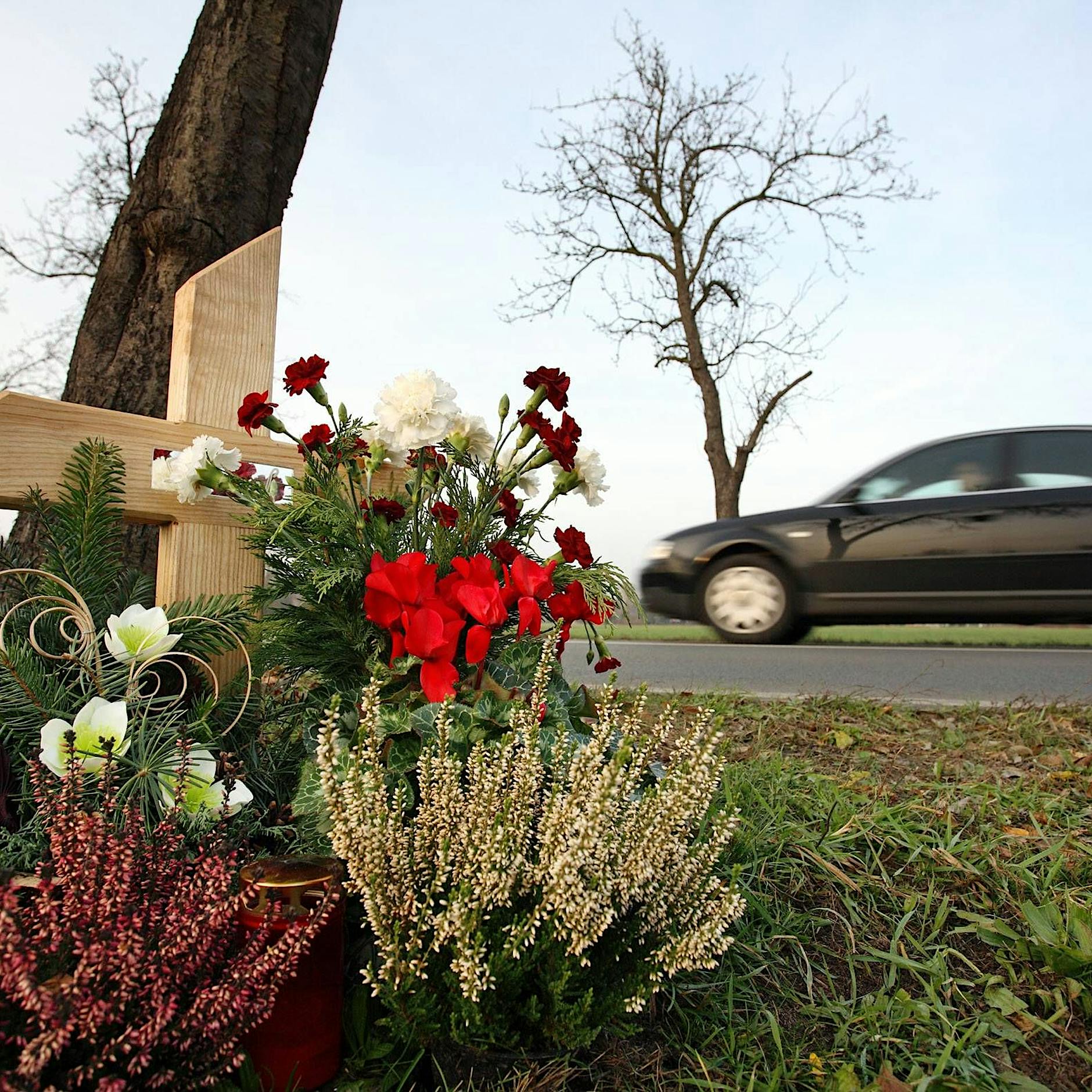 Brandenburg: Zwei Jugendliche starben vor meinen Augen in ihrem zerquetschten Auto