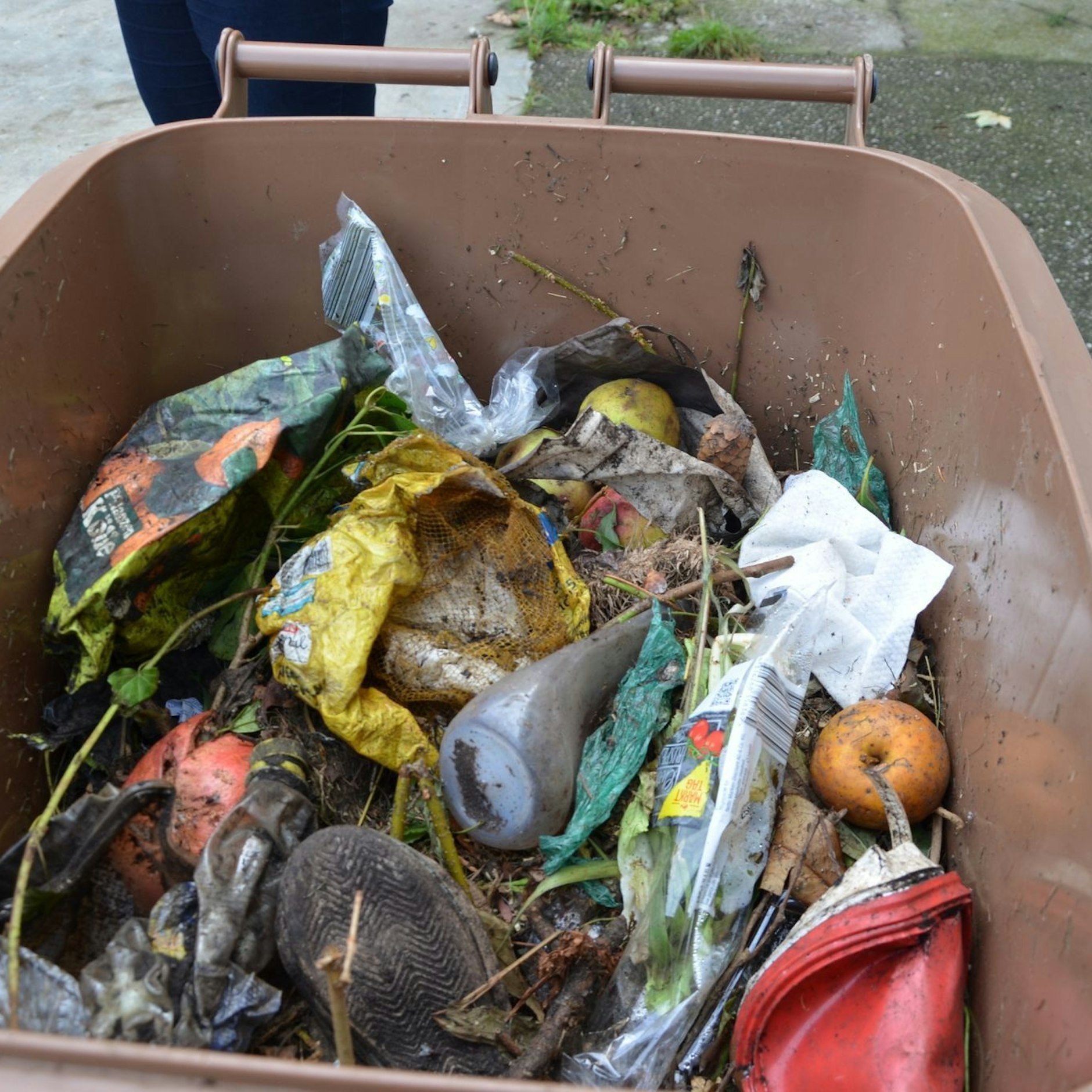 Plastik gehört nicht in die Biotonne. Doch nicht alle halten sich daran.&nbsp;