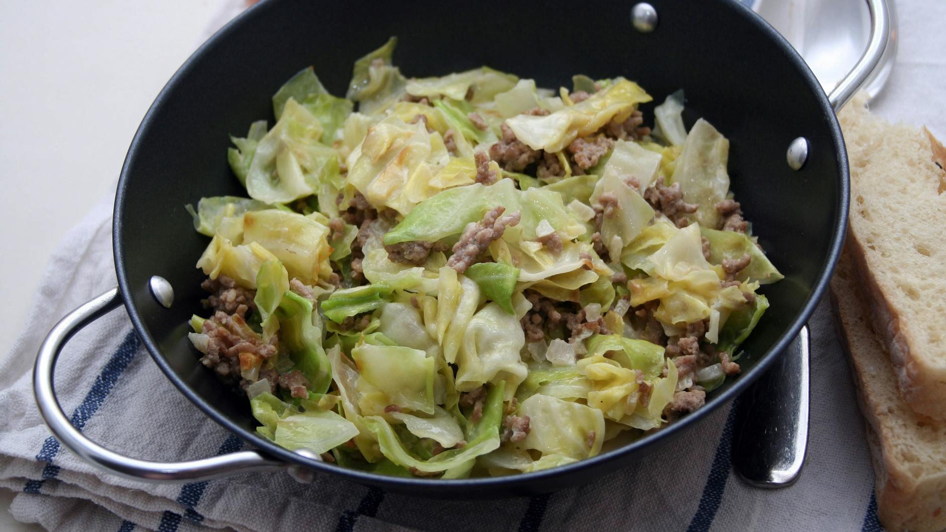 Das Rezept für Spitzkohl-Hackfleisch-Pfanne ist super schnell gemacht und unglaublich lecker und gesund.