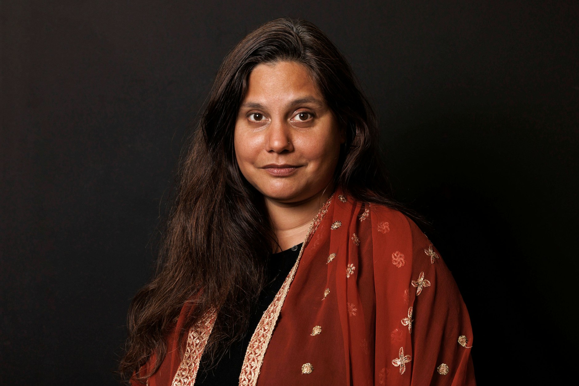 Mithu Sanyal hat sich erst als Kulturwissenschaftlerin einen Namen gemacht, bevor sie mit „Identitti“ als Romautorin für Furore sorgte. Nun gibt es „Antichristie“, ihren neuen Roman.