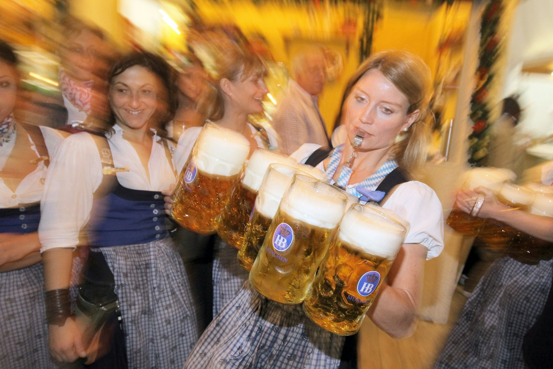 Ein harter Job: Kellnerin beim Oktoberfest.