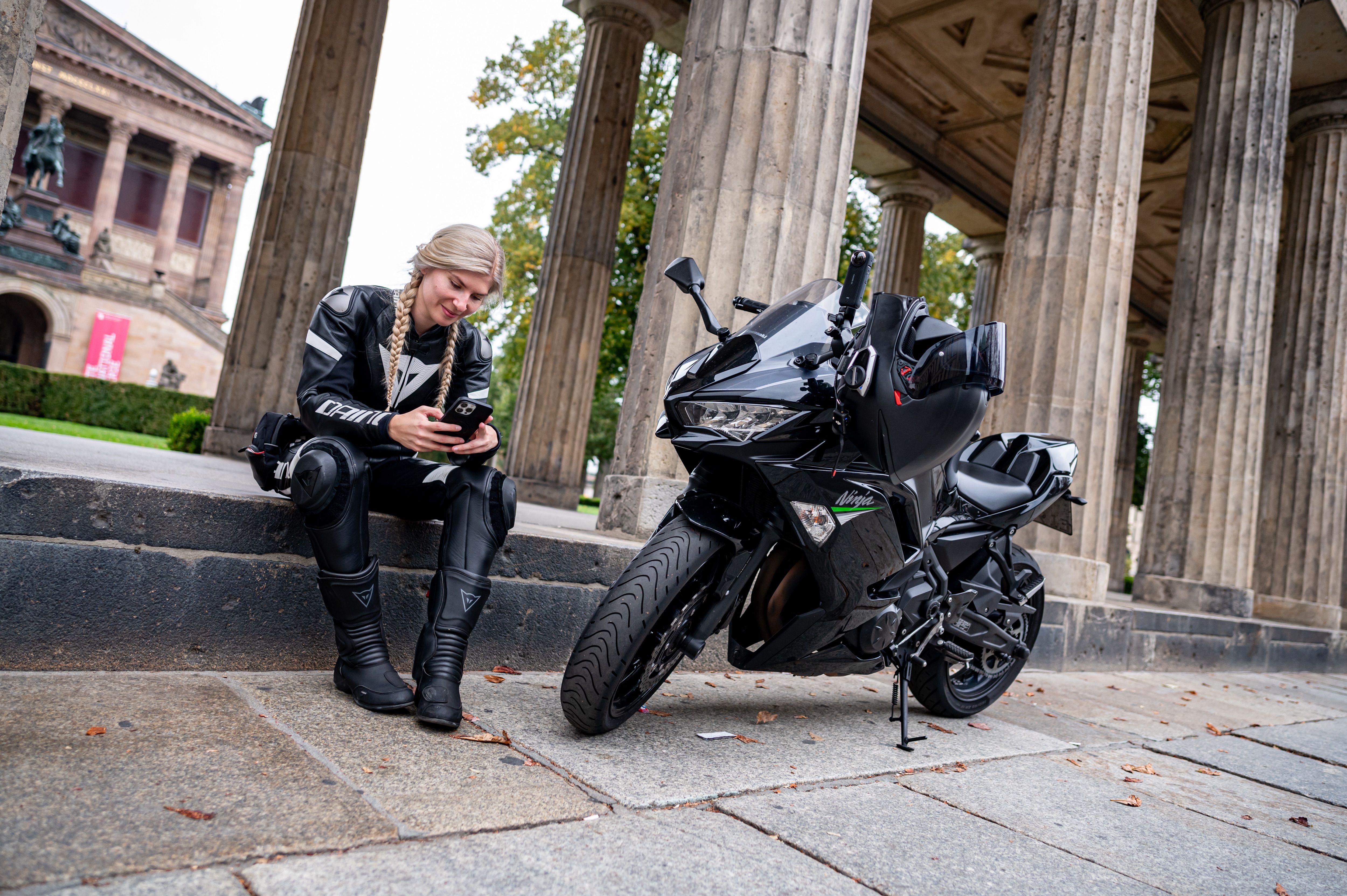 Biker-Girl Emily aus Potsdam geht auf Instagram viral