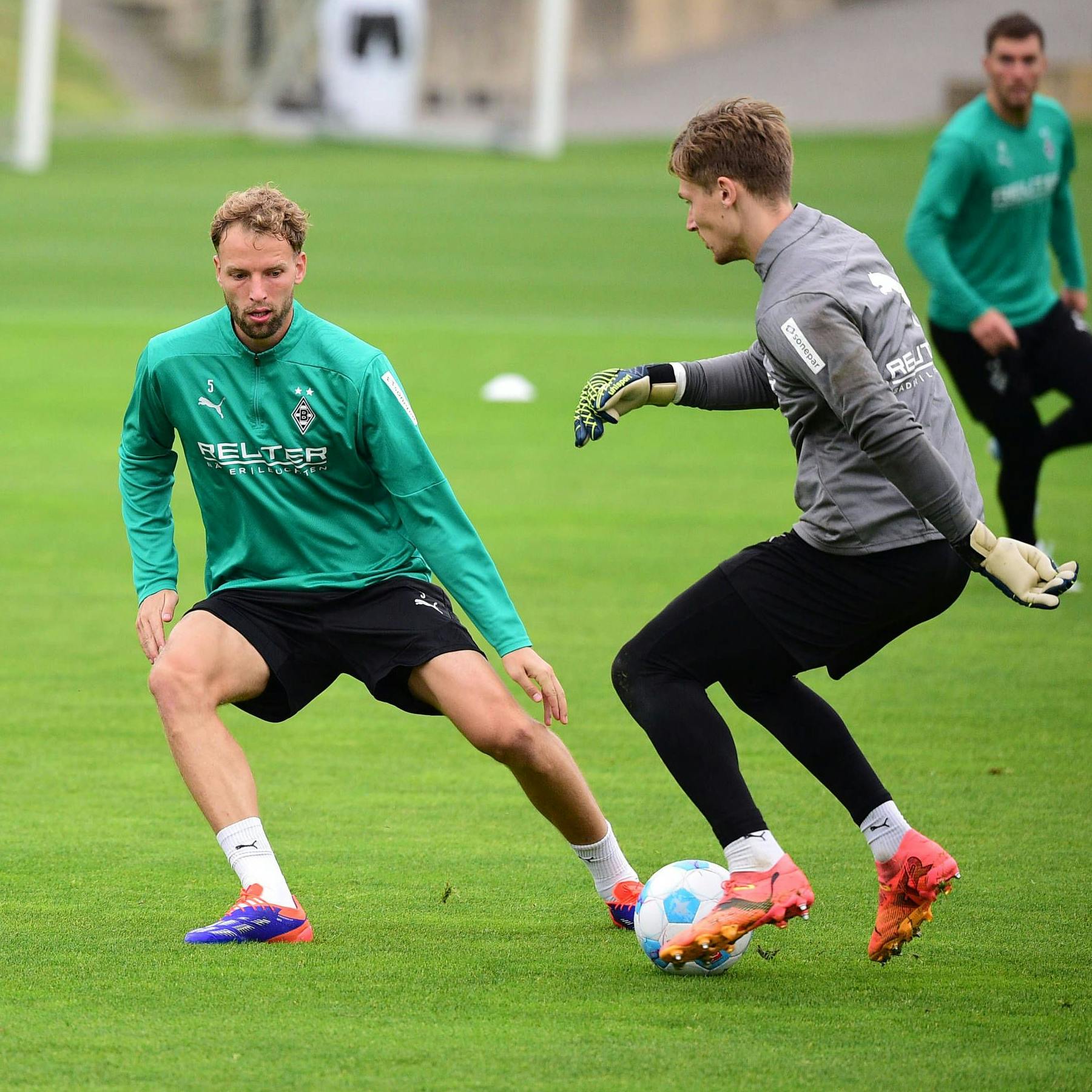Ob's was bringt: Vorm Spiel gegen Union üben Gladbachs Ex-Unioner Marvin Friedrich (l.) und Moritz Nicolas im Training schon mal gegeneinander.