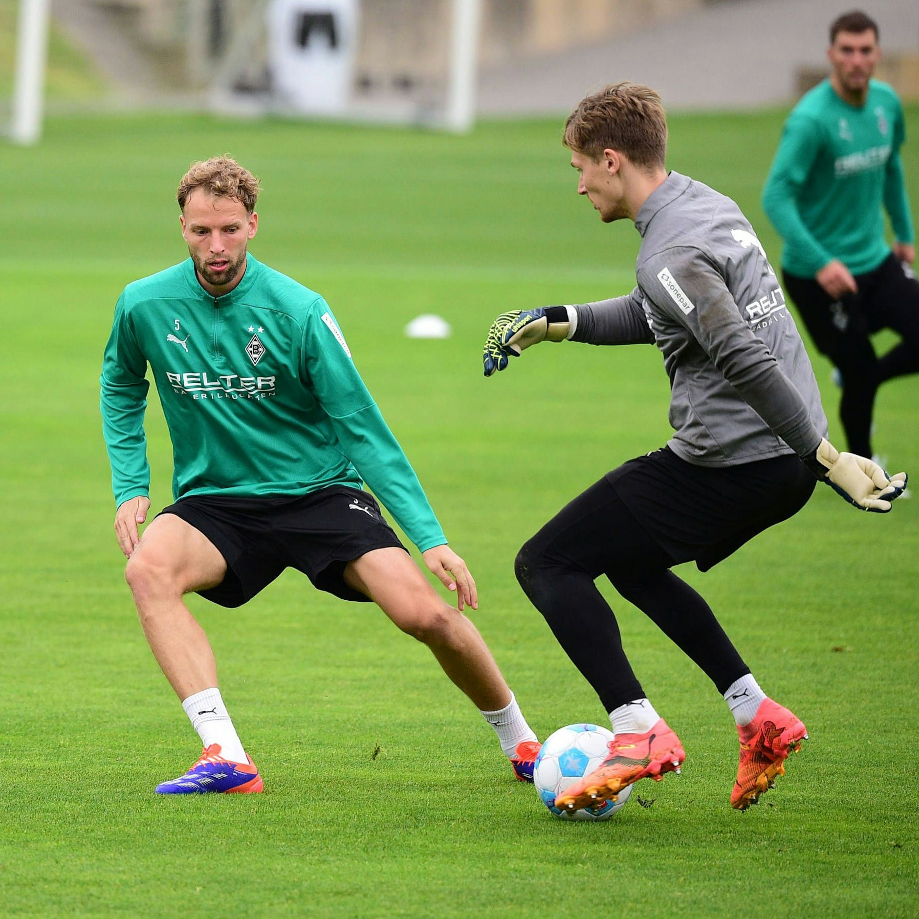 Ob's was bringt: Vorm Spiel gegen Union üben Gladbachs Ex-Unioner Marvin Friedrich (l.) und Moritz Nicolas im Training schon mal gegeneinander.
