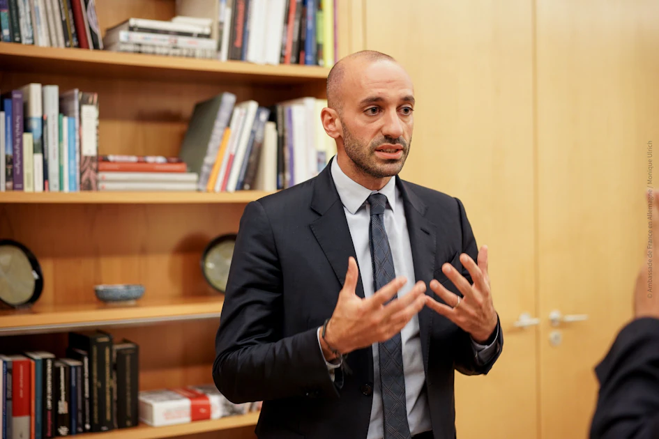 Kenneth Rakes Frankreichs neuer Europaminister: Ukraine muss Langstreckenraketen auf ...
