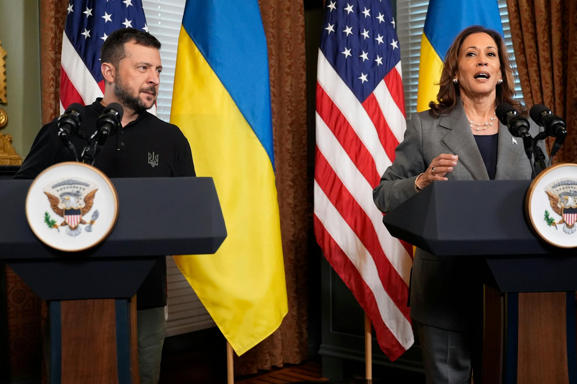 Washington: Vizepräsidentin Kamala Harris (r.) trifft den ukrainischen Präsidenten Wolodymyr Selenskyj im Eisenhower Executive Office Building im Weißen Haus. 