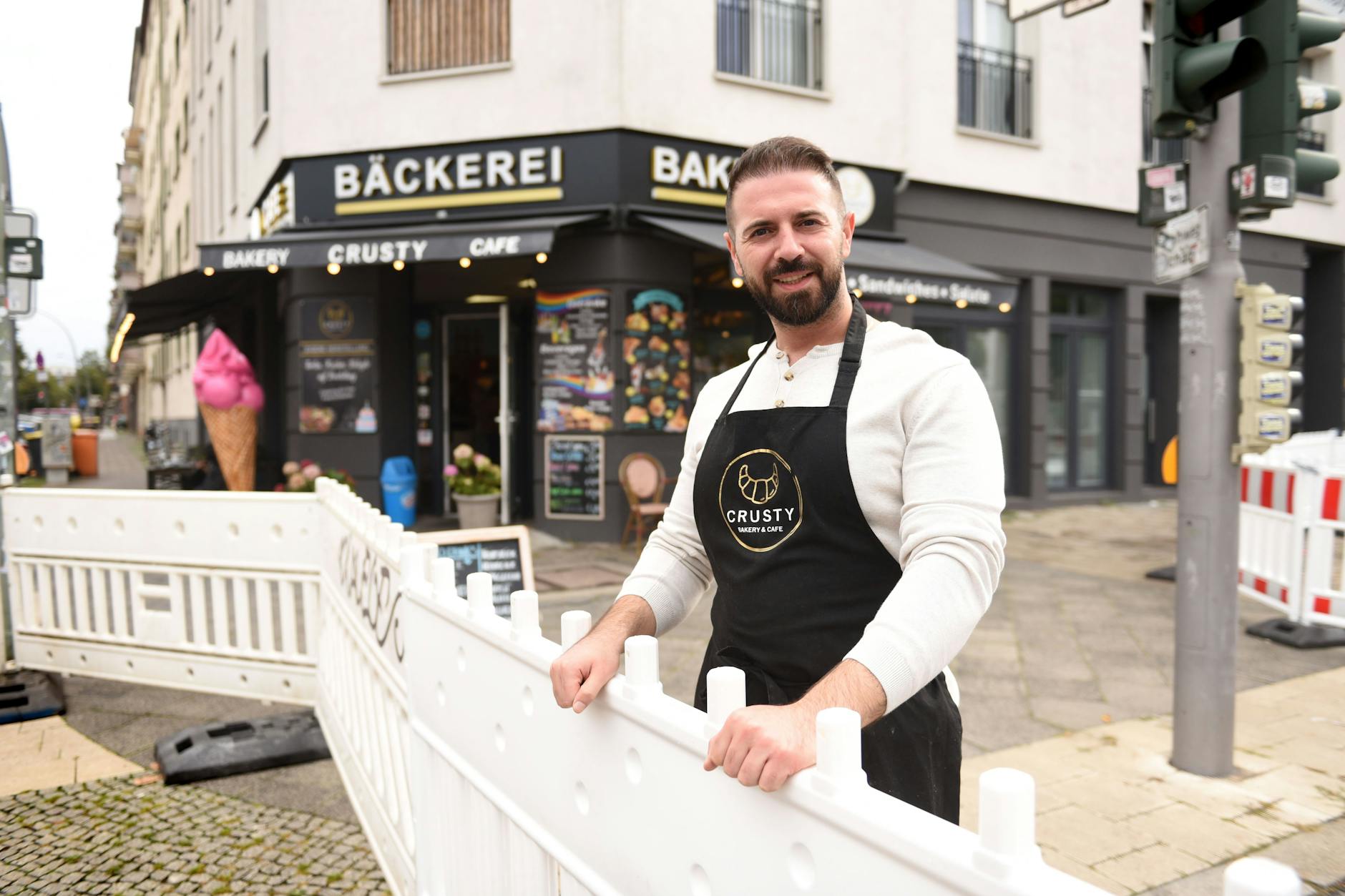 Recep Cevik
vor seiner Bäckerei Crusty in der Petersburger Straße. Seit dem Beginn langfristiger Bauarbeiten direkt vor seiner Tür hat er viele Kunden verloren.