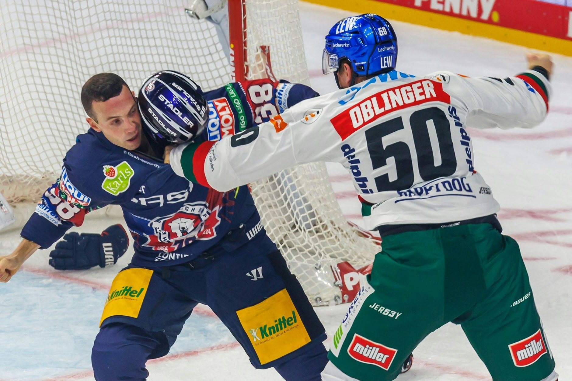 Berlins Yannick Veilleux verliert im Zweikampf mit Alexander Oblinger von den Augsburger Panthern seinen Helm.