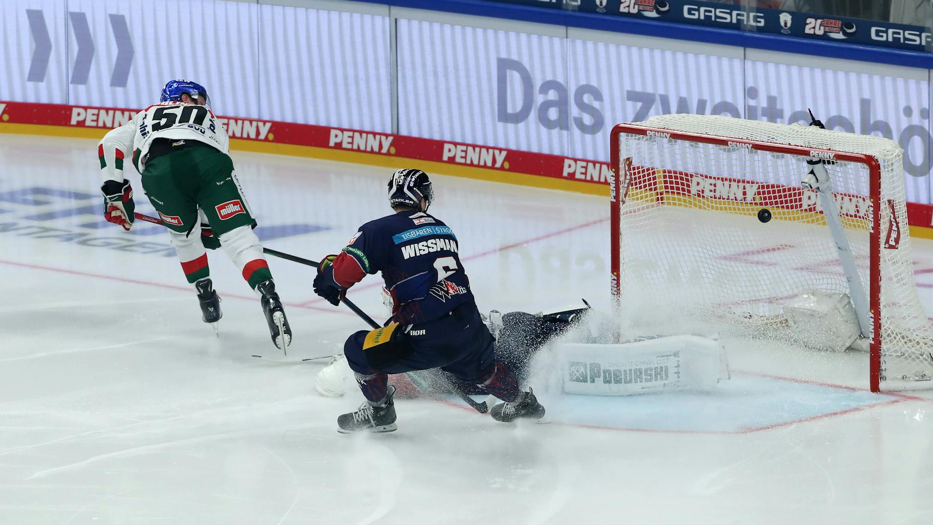 Alexander Oblinger erzielt das Tor zum 1:3 gegen Torwart Jake Hildebrand.