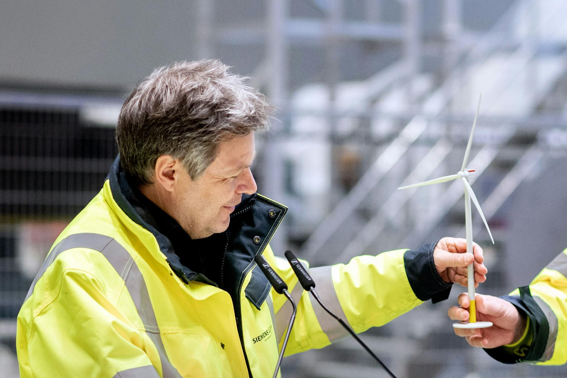 Wirtschaftsminister Robert Habeck sieht das Land beim Ausbau der Windkraftanlagen ein „Dreivierteljahr hinter dem Plan“. Schuld daran sei der Sturm, der der Branche – und den Grünen – entgegenstehe.