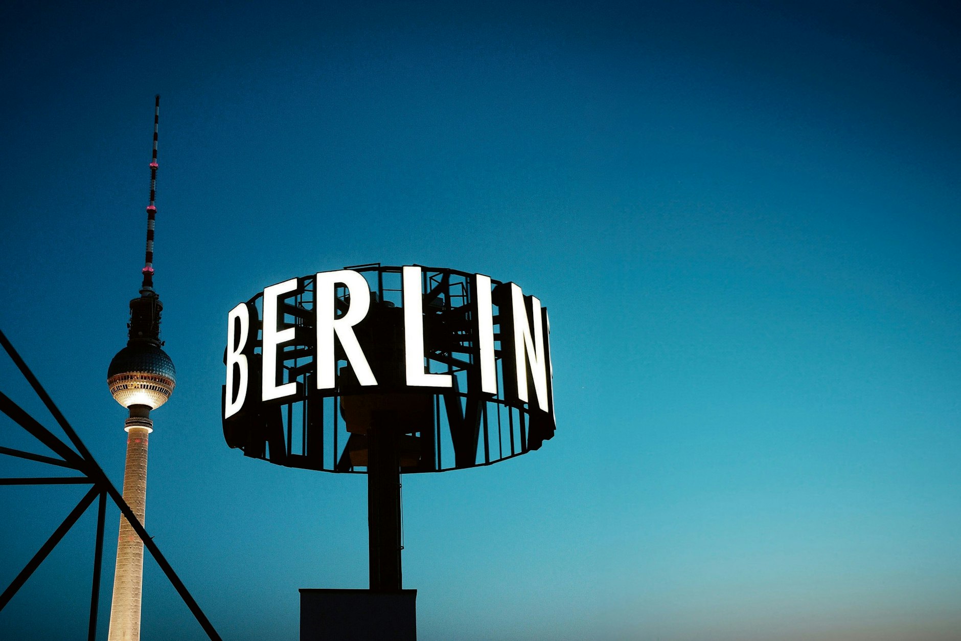 Der Schriftzug des Berliner Verlags auf dem Haus des Berliner Verlags, wo die Redaktion der Berliner Zeitung residiert.