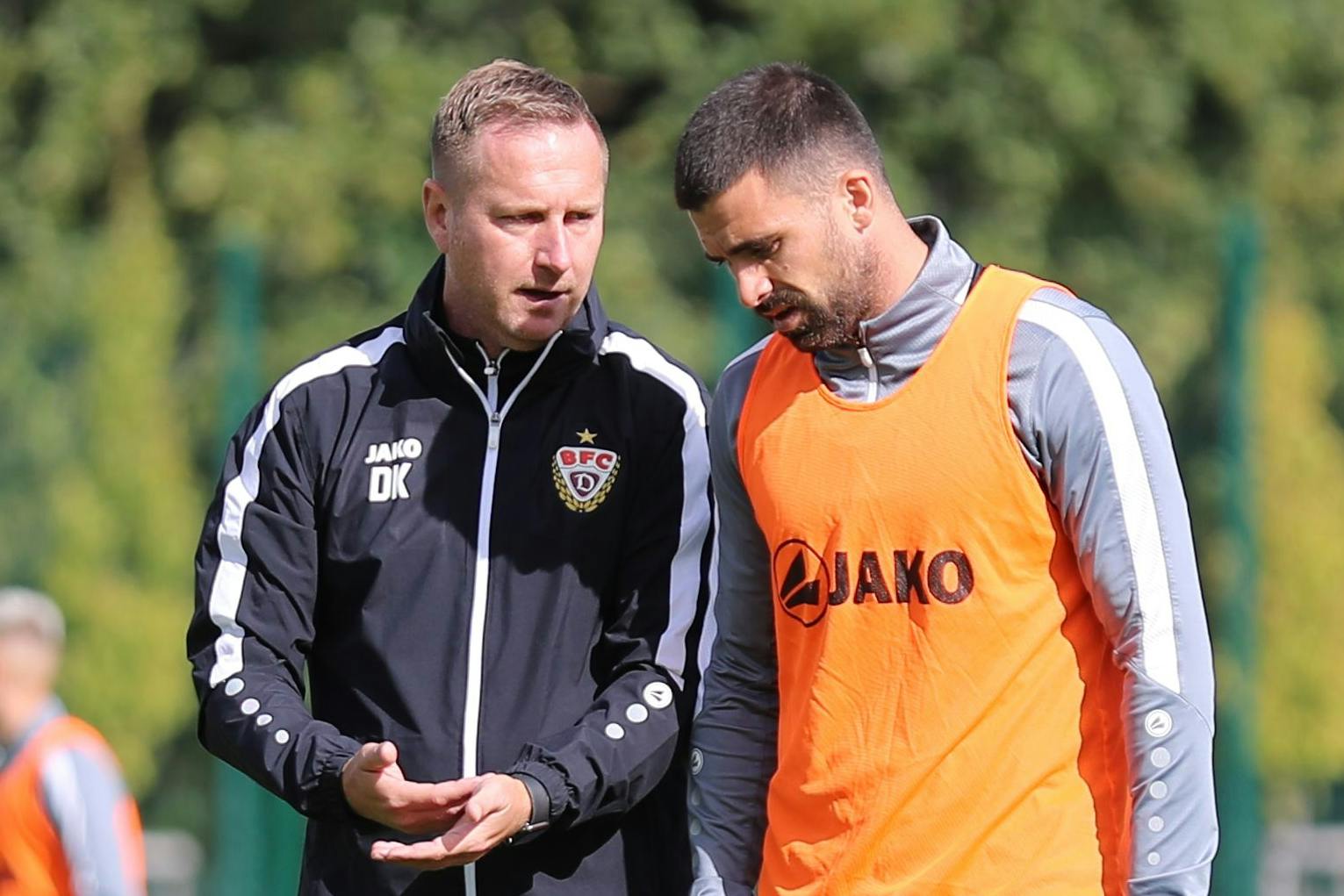 Auffällig: Dennis Kutrieb schnappt sich während der Trainingseinheiten immer mal wieder Spieler zum Kennenlern-Gespräch – hier ist es Abwehrchef David Haider (r.).