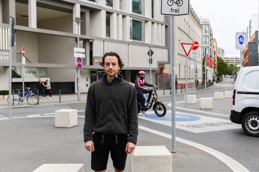 Jurek M. wohnt seit 1988 am Hausvogteiplatz, er ist dort aufgewachsen. Die neue Verkehrsführung findet er „total bescheuert“. Als Rad- und Autofahrer kennt er beide Seiten. 