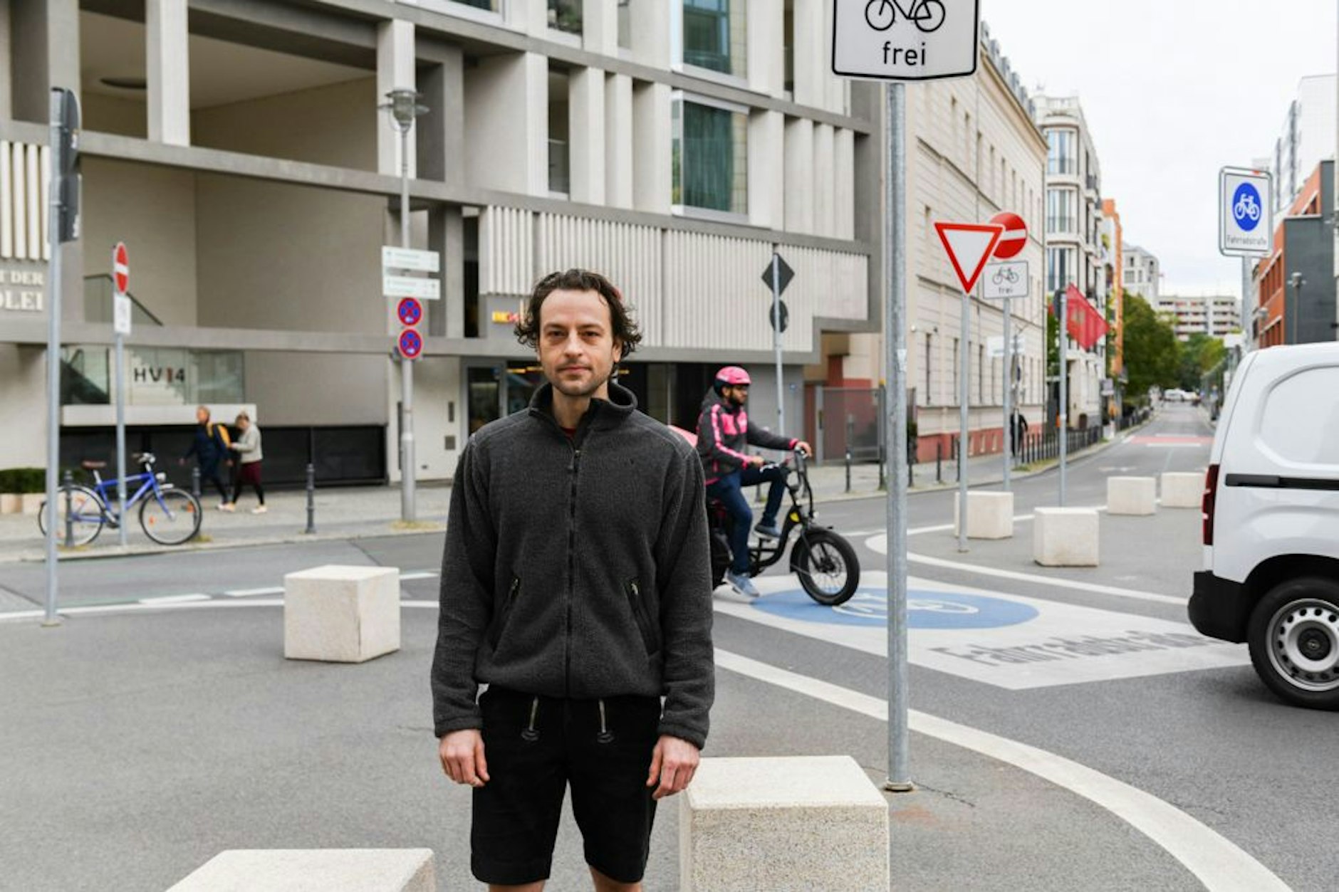 Jurek M. wohnt seit 1988 am Hausvogteiplatz, er ist dort aufgewachsen. Die neue Verkehrsführung findet er „total bescheuert“. Als Rad- und Autofahrer kennt er beide Seiten.&nbsp;