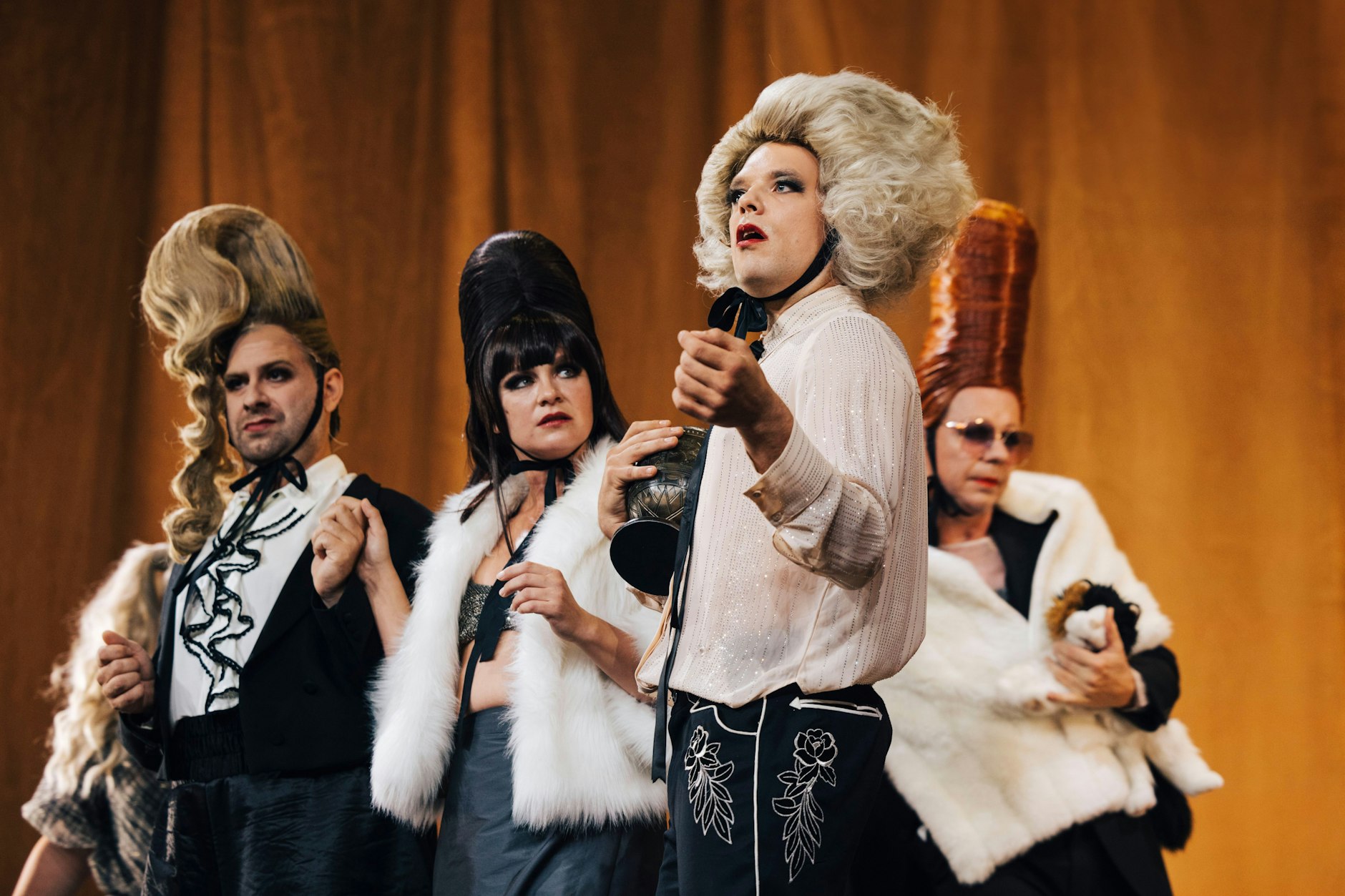 Schade um die Frisuren: Die Opernwelt vor dem Untergang (Florian Köhler, Anastasia Gubareva, Moritz Kienemann und Hubert Wild, v.l.)