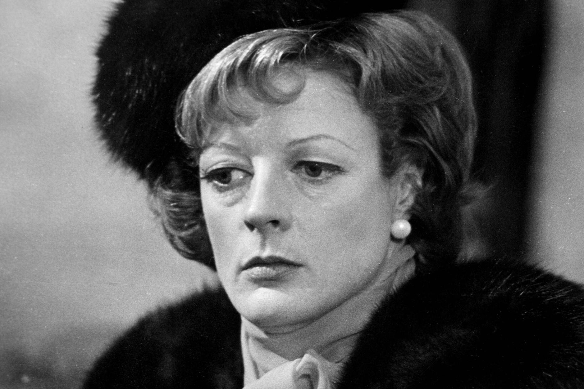 Maggie Smith in Murder by Death (1976): In der Kultkomödie glänzte Smith einmal mehr mit ihrem einzigartigen Humor und Charme. (Foto: Courtesy Everett Collection) Maggie Smith verstarb am 27. September 2024 friedlich im Alter von 89 Jahren im Kreise ihrer Familie und Freunde in einem Londoner Krankenhaus.