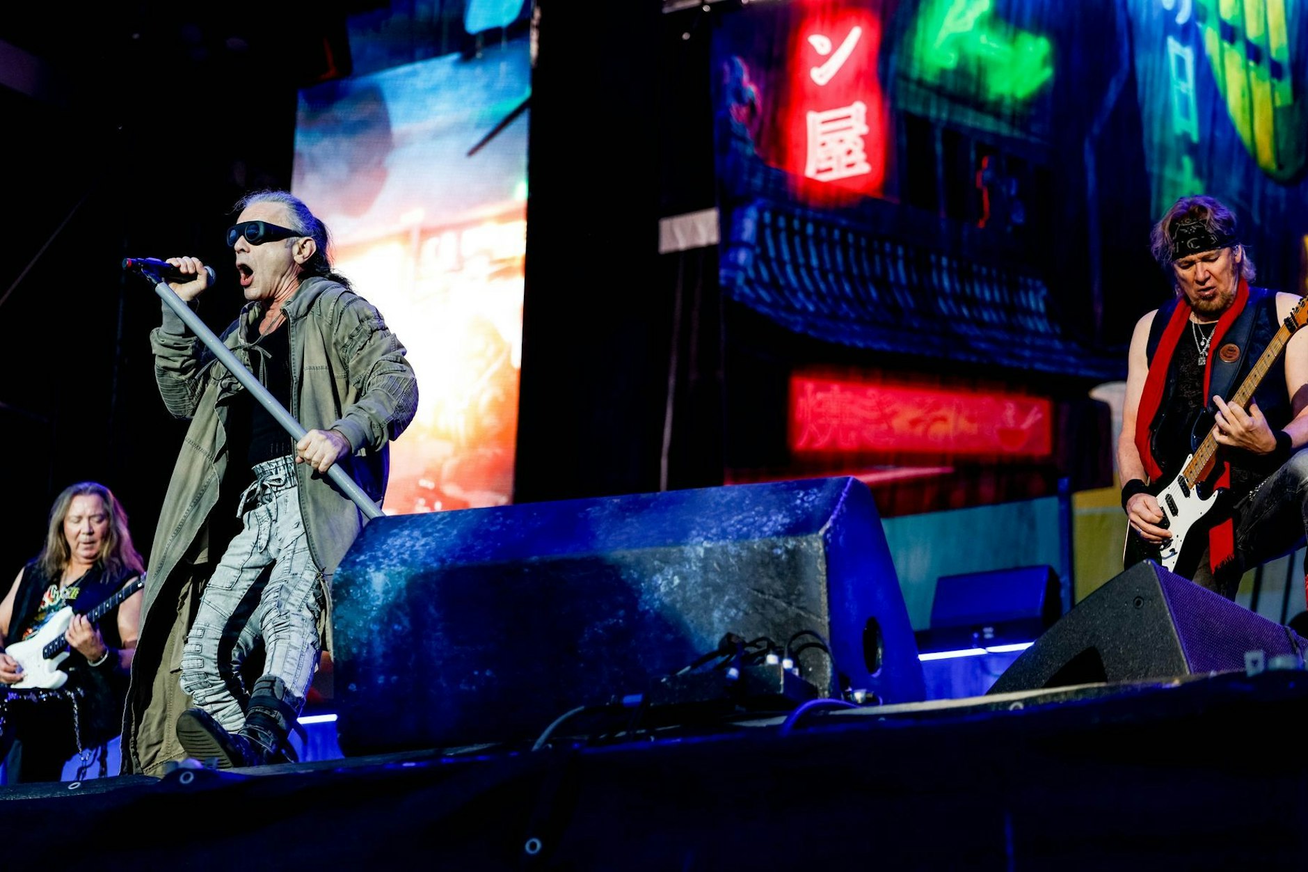 Sänger Bruce Dickinson (2. v.l.) der britischen Heavy-Metal-Band Iron Maiden performt auf der „Harder“-Stage in Wacken.