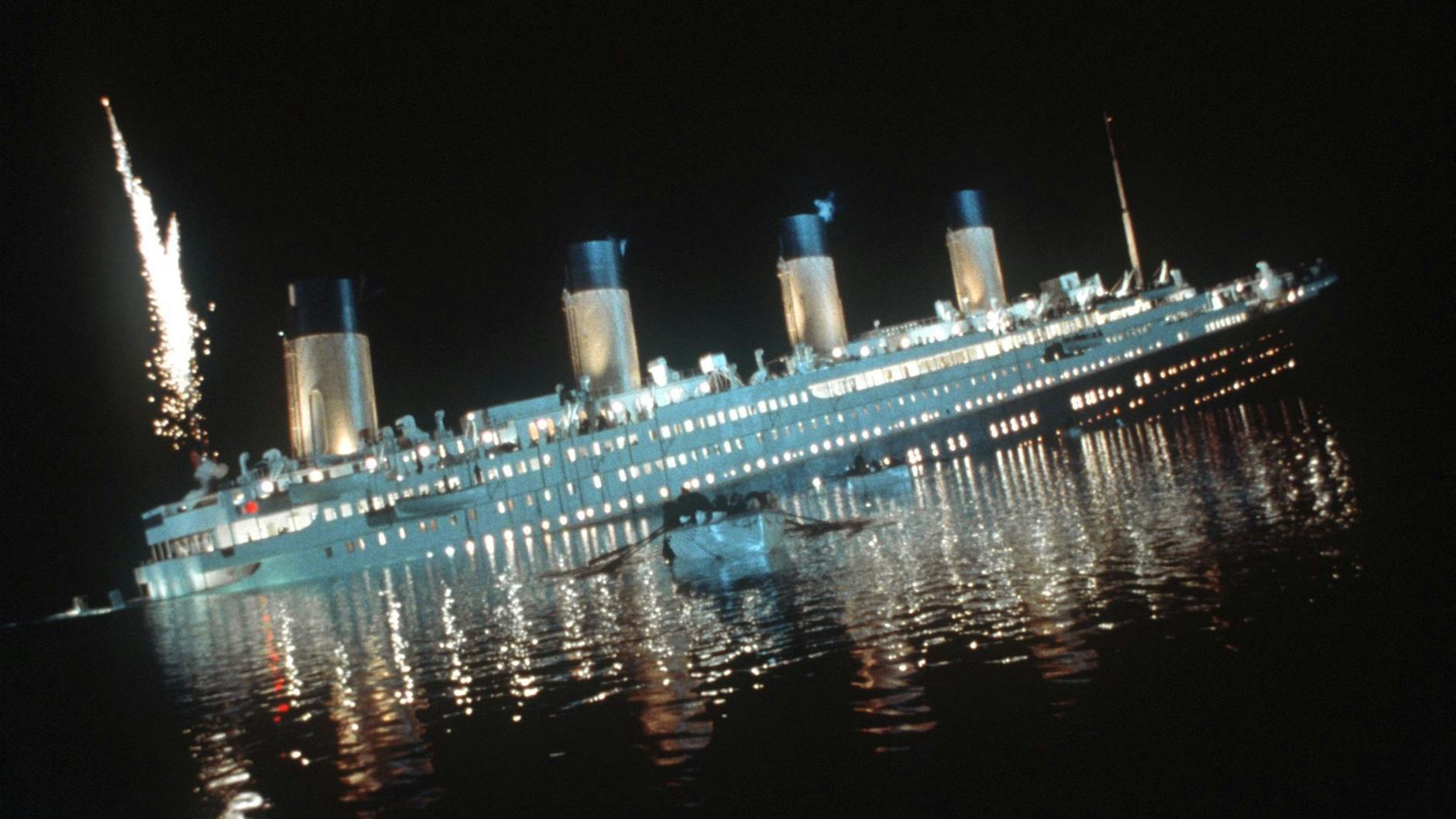 Szene aus dem Film Titanic von James Cameron: Das Schiff versinkt nach der Kollision mit einem Eisberg im Ozean.