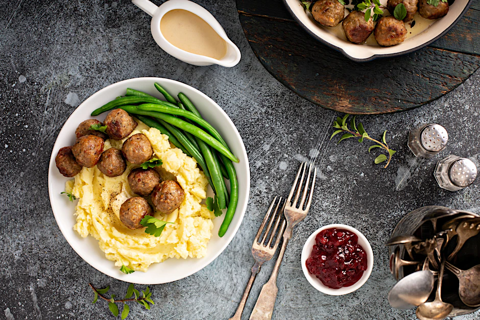 Früher gab es bei uns oft Kartoffelbrei zu den Köttbullar – weich, cremig und ideal, um die Sahnesoße aufzusaugen. Ein echter Klassiker aus meiner Kindheit.