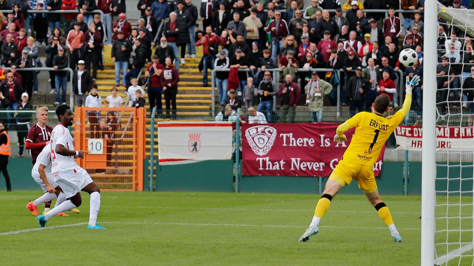 Joey Breitfeld (l.) hat abgezogen, der Ball rauscht unter die Latte zum 1:0 für den BFC Dynamo gegen Rot-Weiß Erfurt ins Netz.