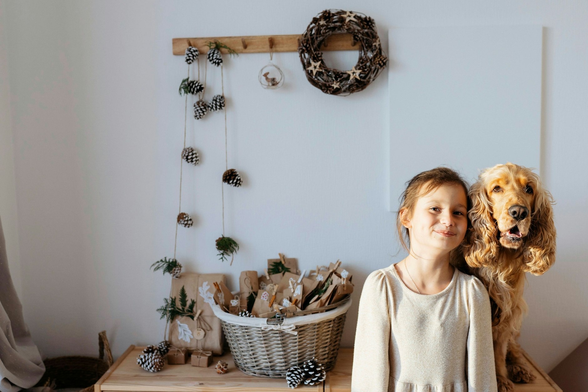 Mit den Kindern Hundespielzeug aus alten Stoffresten und Naturmaterialien basteln – eine kreative und spaßige Nachmittagsaktivität für die ganze Familie!